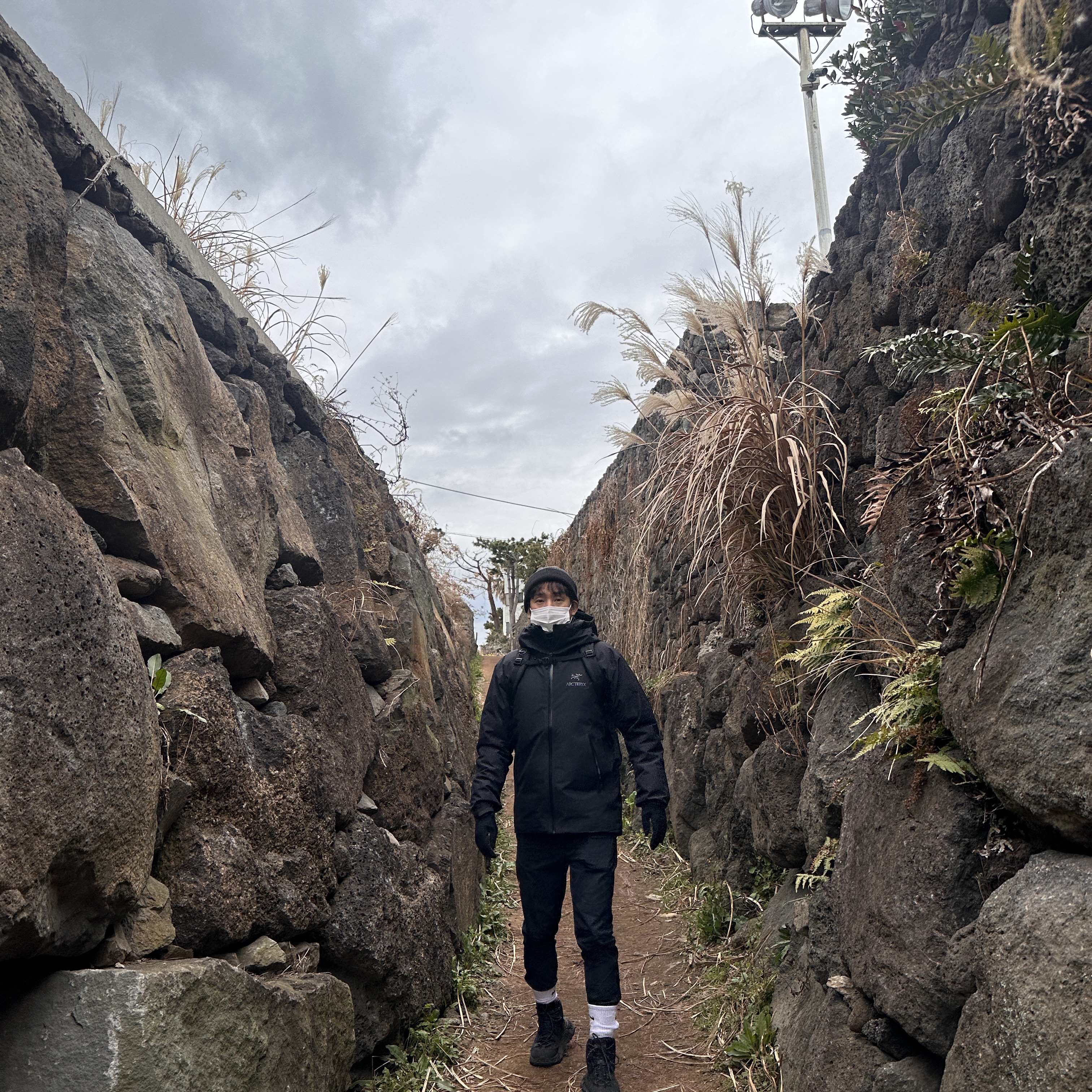 Arc'teryx Beta LT Jacket Black, Arc'teryx Mantis 26 Backpack Black 착용 스타일 - 1