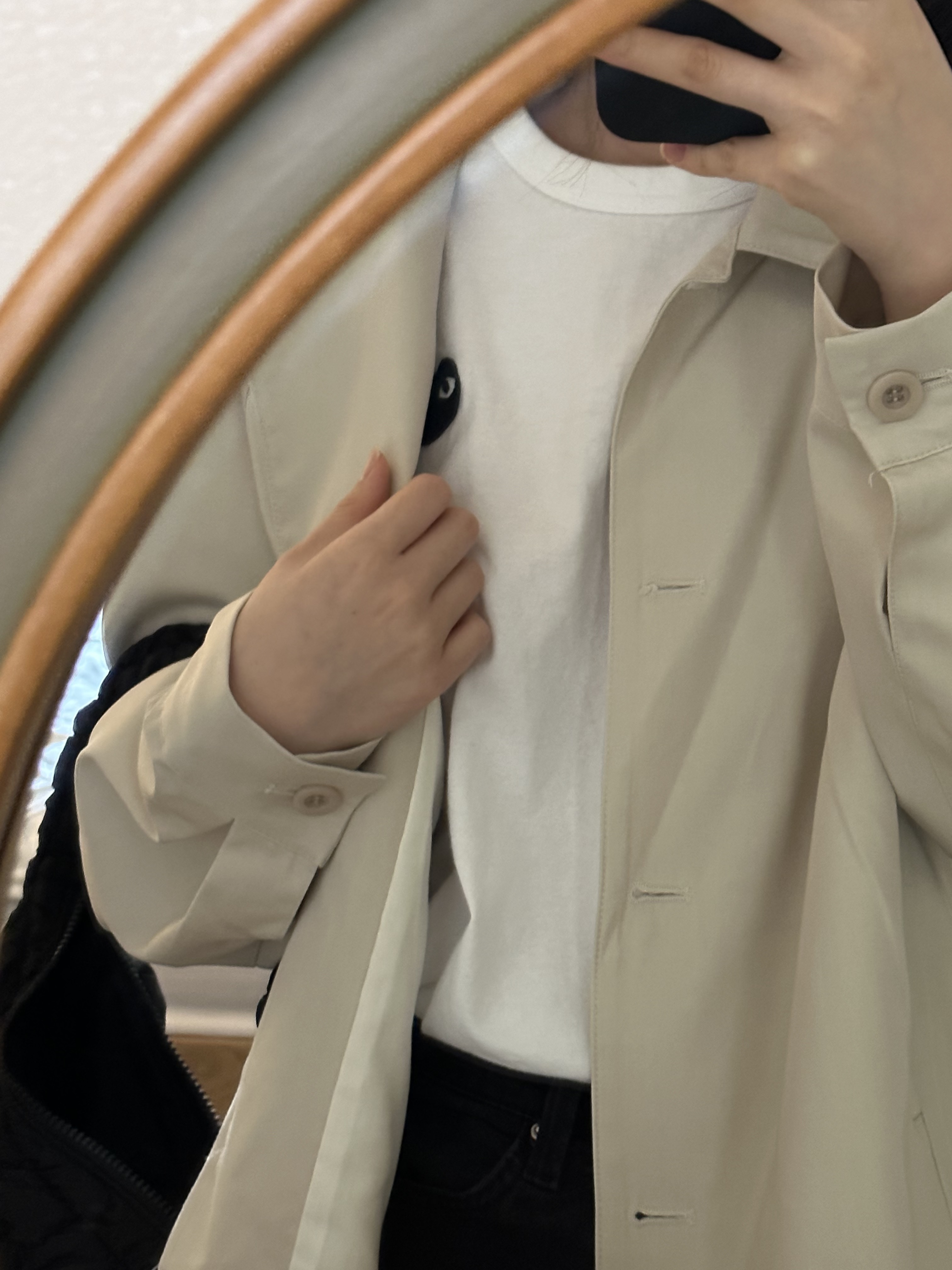 COS Quilted Mini Bag Black, Play Comme des Garcons Black Heart T-Shirt White 착용 스타일 - 2