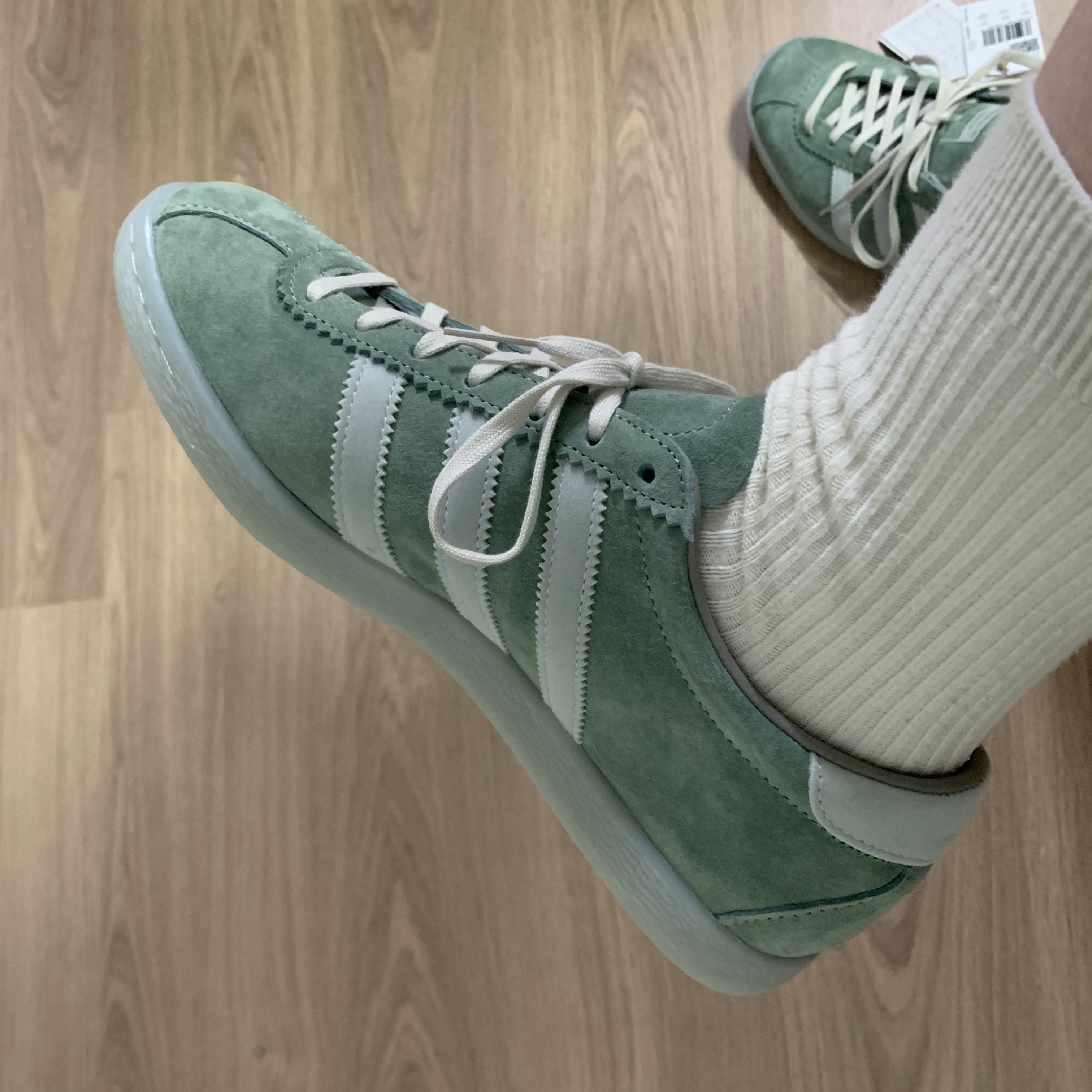 Adidas Tobacco Silver Green Pantone 착용 스타일 - 2