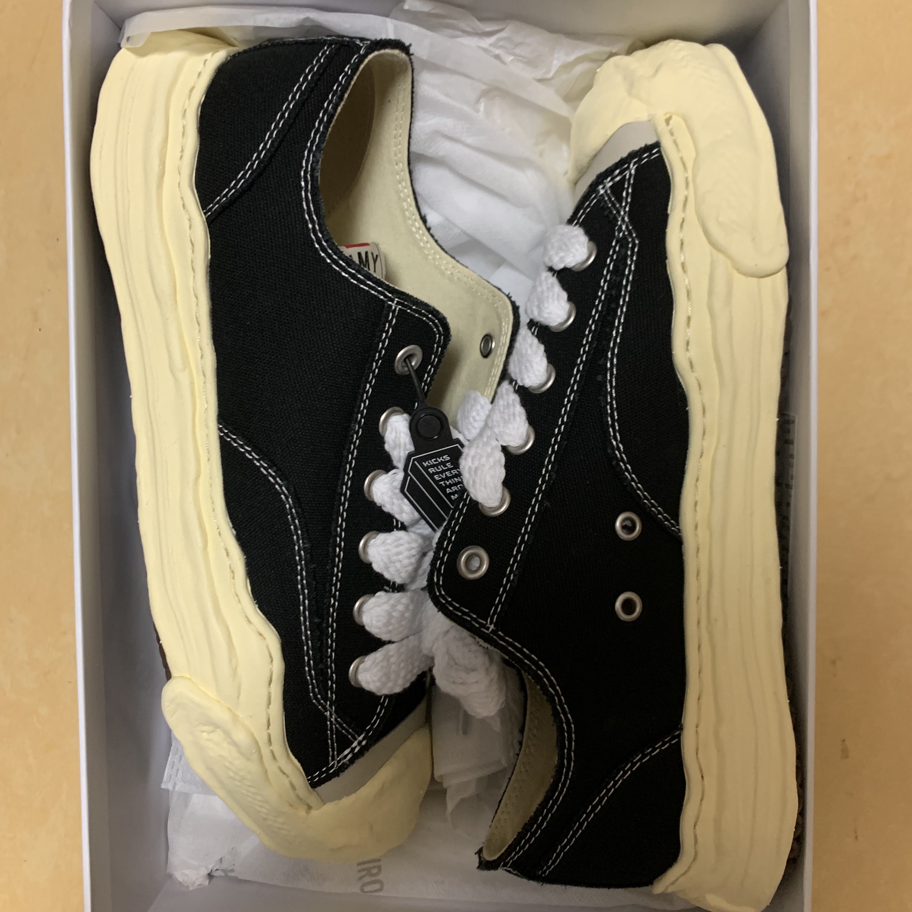 Maison Mihara Yasuhiro Hank VL OG Sole Canvas Low-top Sneakers Black 착용 스타일 - 2