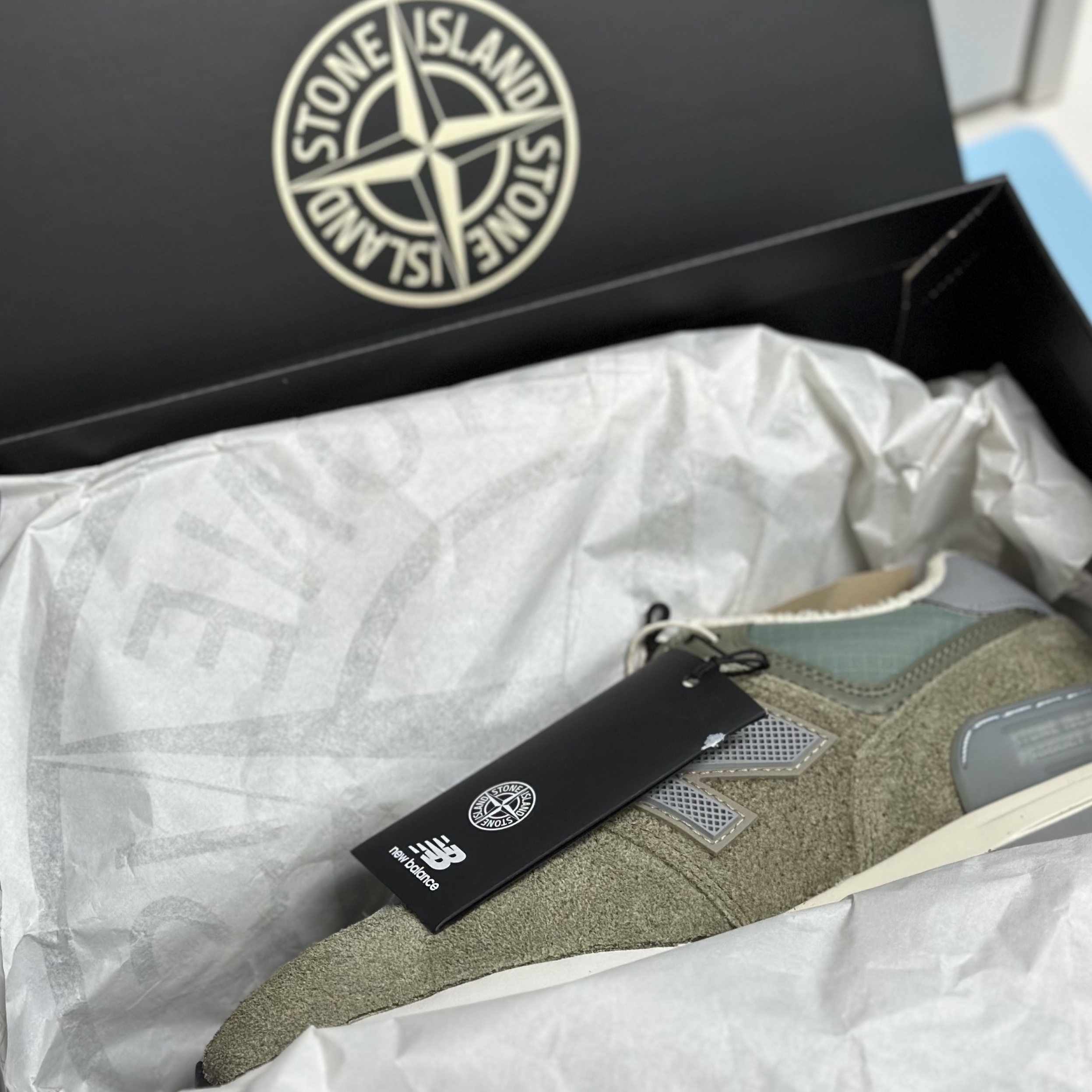 New Balance x Stone Island 574 Legacy Green 착용 스타일 - 4