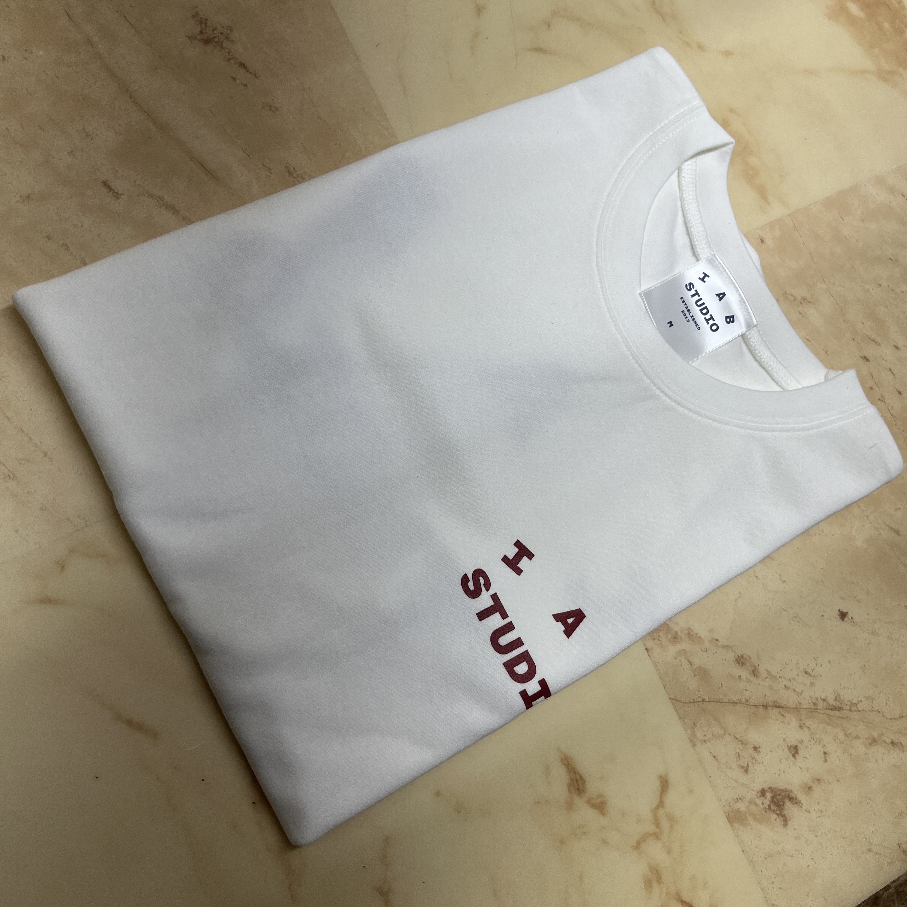IAB Studio T-Shirt White Burgundy 착용 스타일 - 2