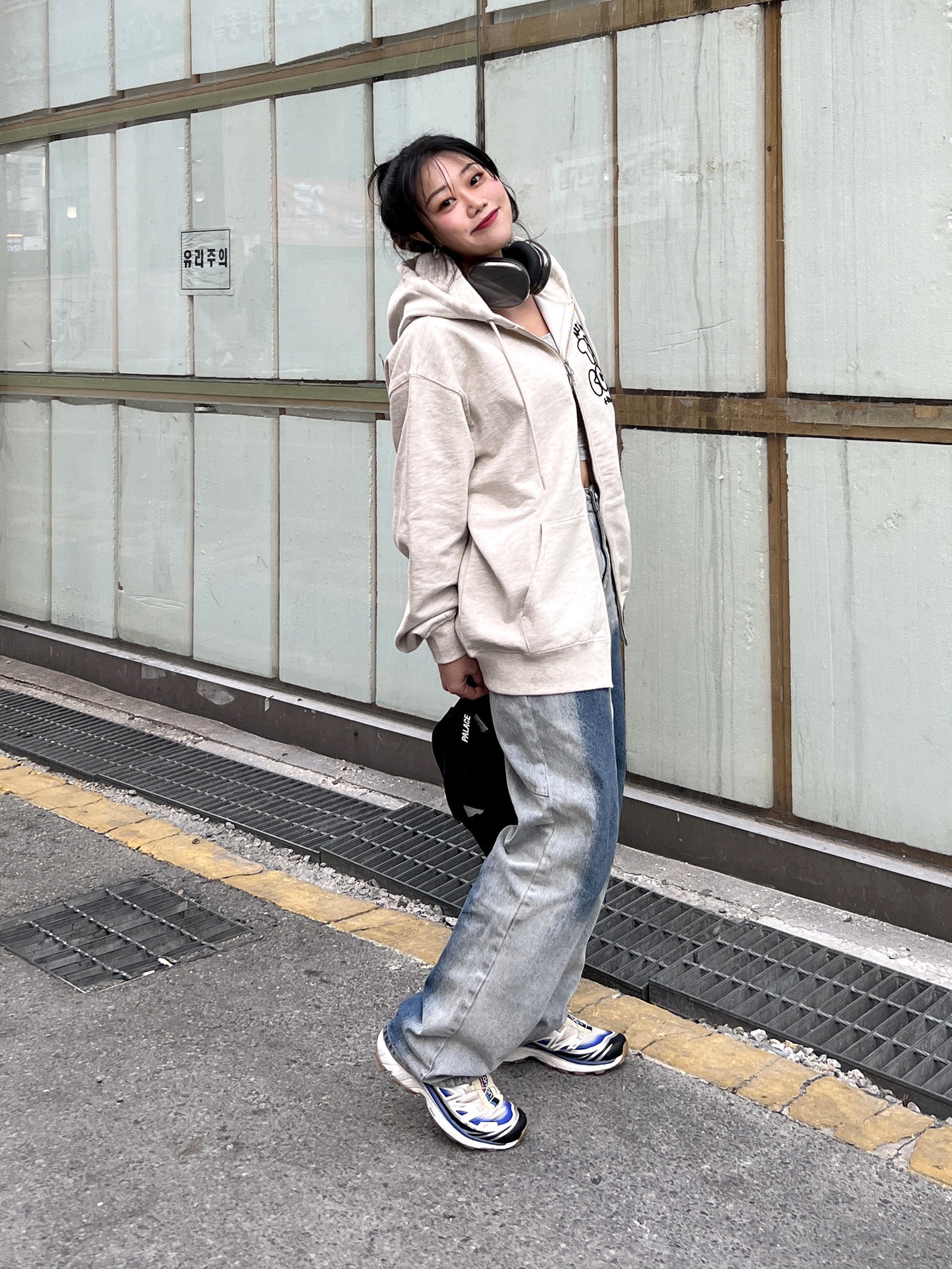 Salomon XT-6 Skyline Bleached Sand Dazzling Blue, Palace P 6-Panel Black 착용 스타일 - 1