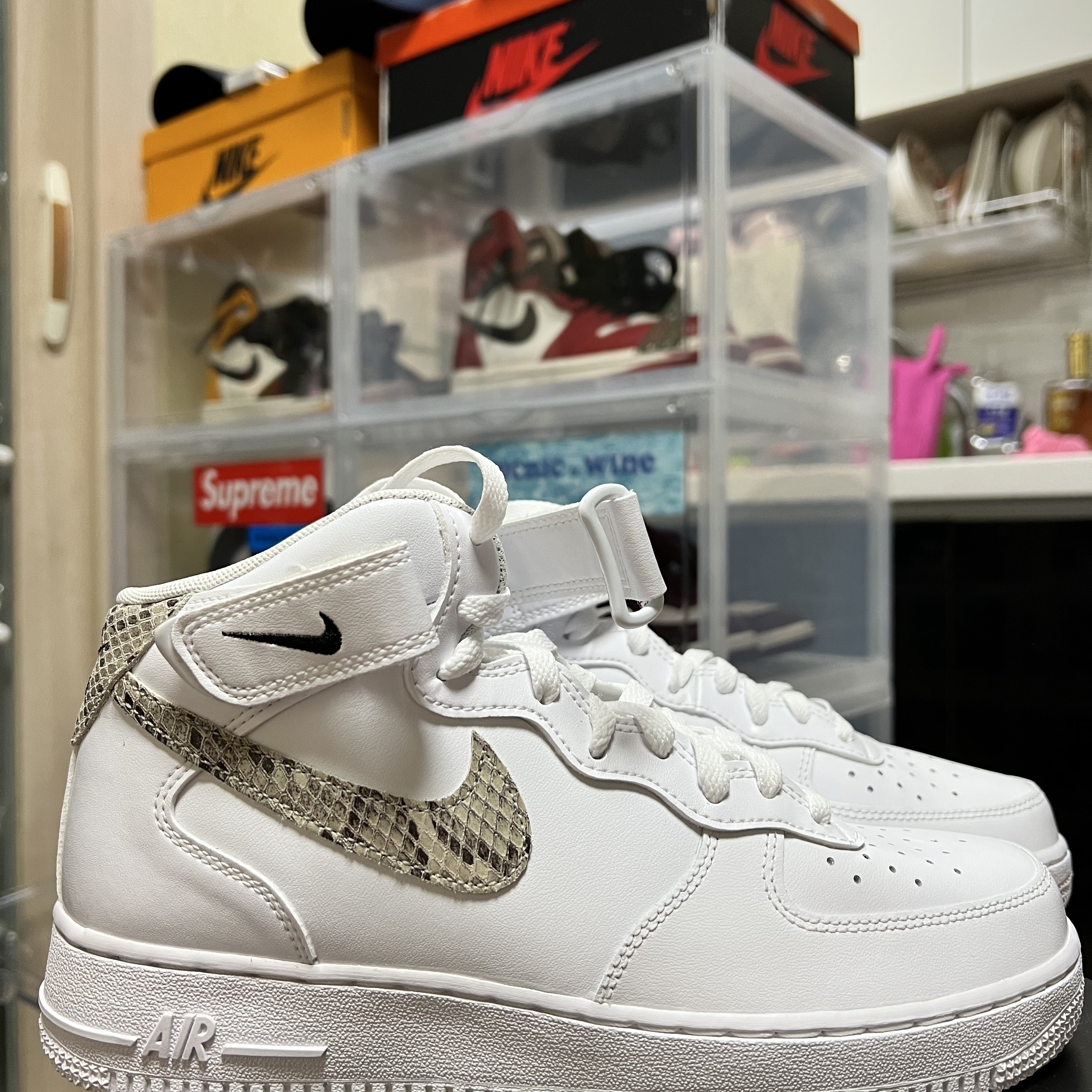 (W) Nike Air Force 1 '07 Mid White Sand Drift, Jordan 1 Retro High OG Chicago 2022 착용 스타일