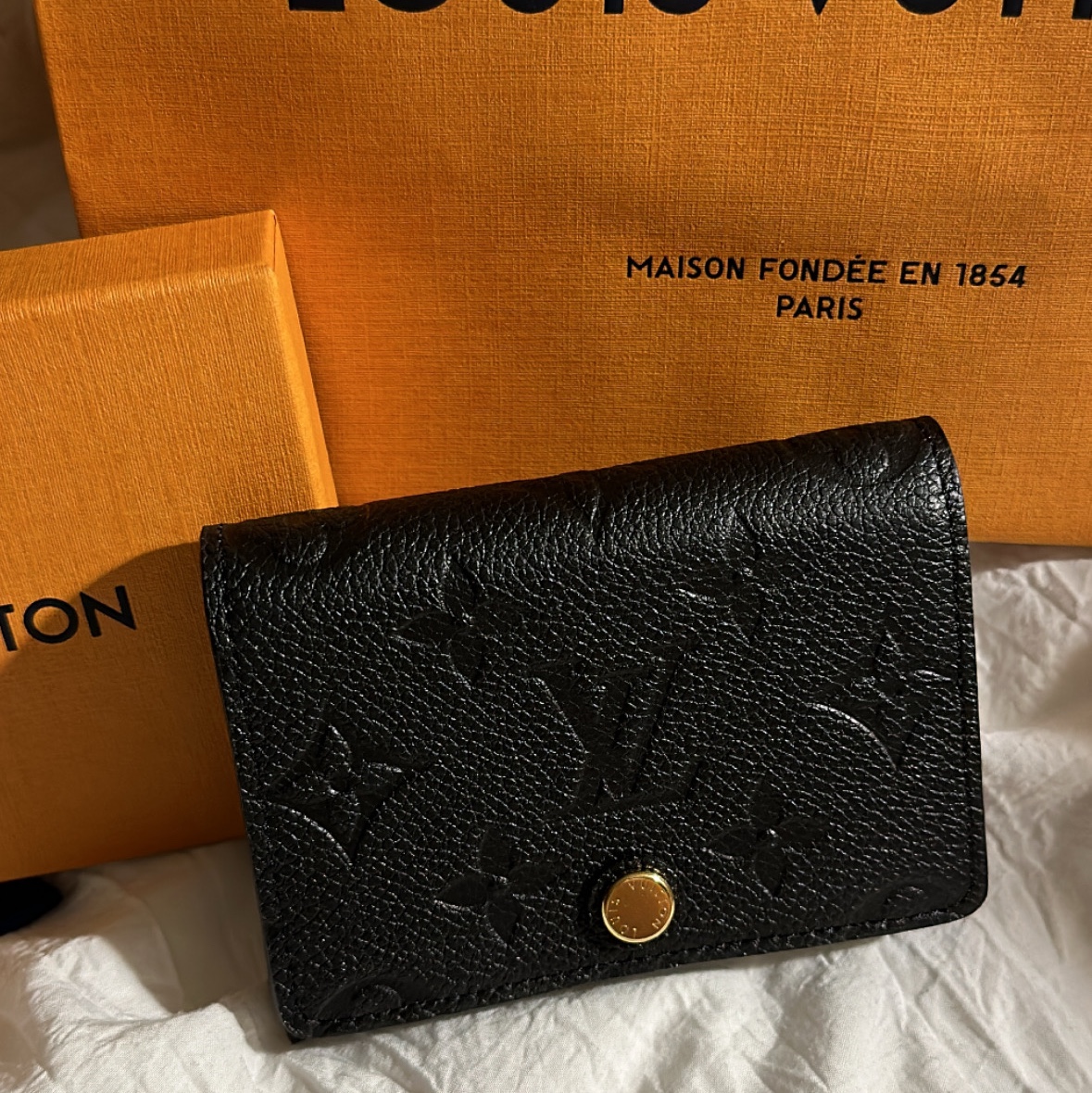 Louis Vuitton Business Card Holder Monogram Embossed Leather Black 착용 스타일