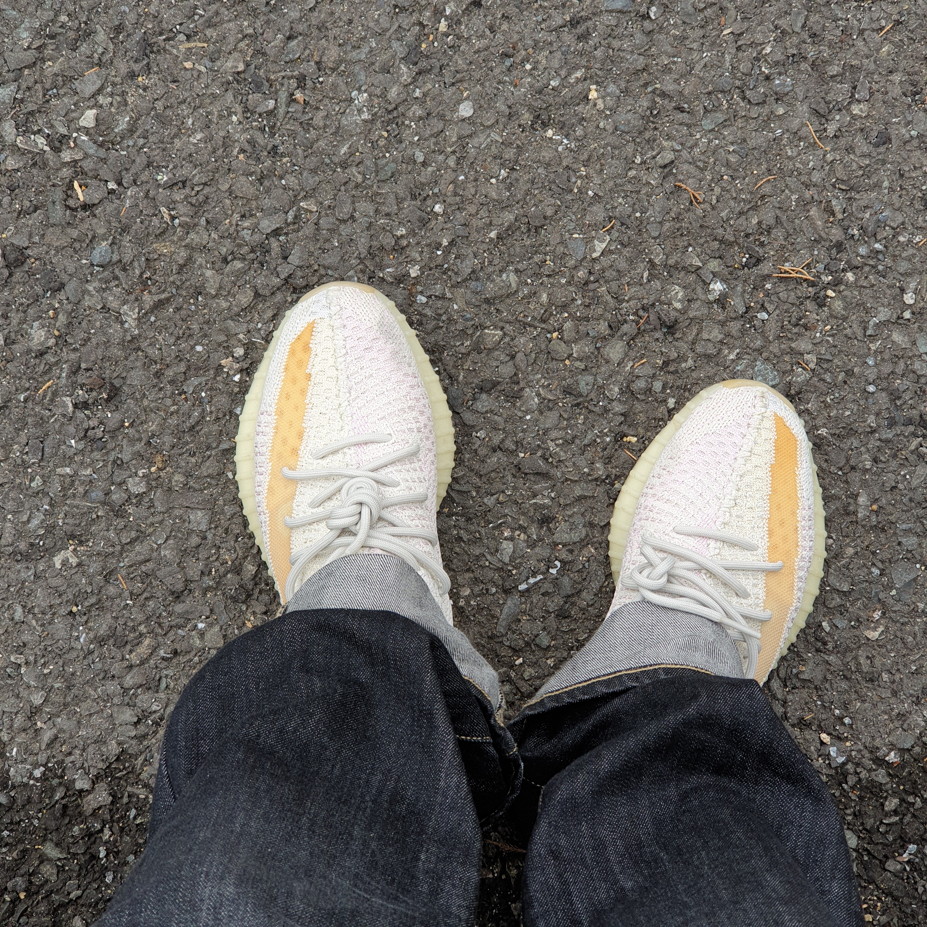 Adidas Yeezy Boost 350 V2 Light 착용 스타일