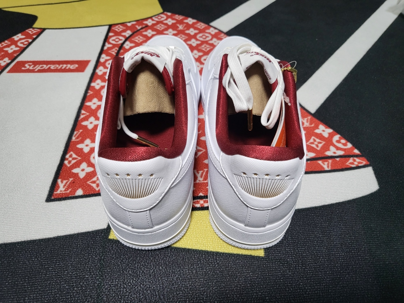 (W) Nike Air Force 1 '07 SE White Team Red 착용 스타일 - 2