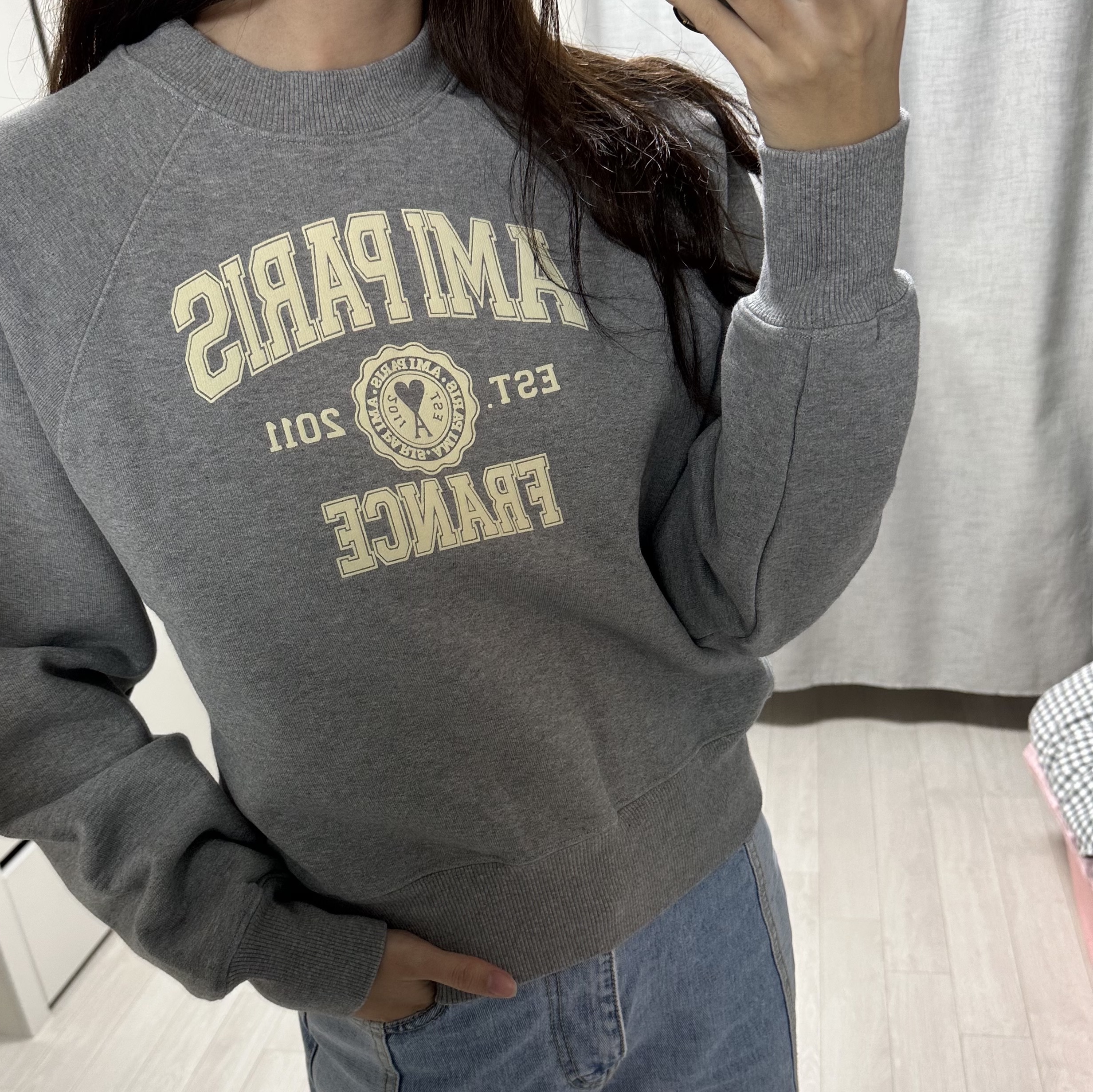 AMI Paris France Sweatshirt Heather Grey 착용 스타일 - 2