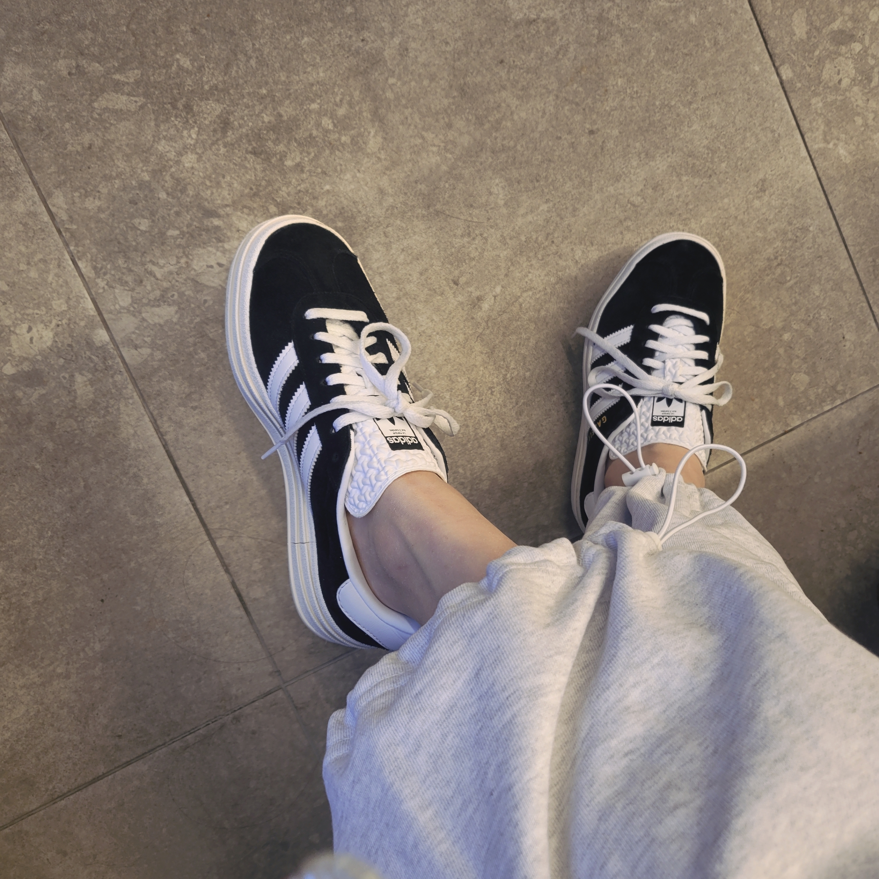 (W) Adidas Gazelle Bold Core Black Cloud White 착용 스타일