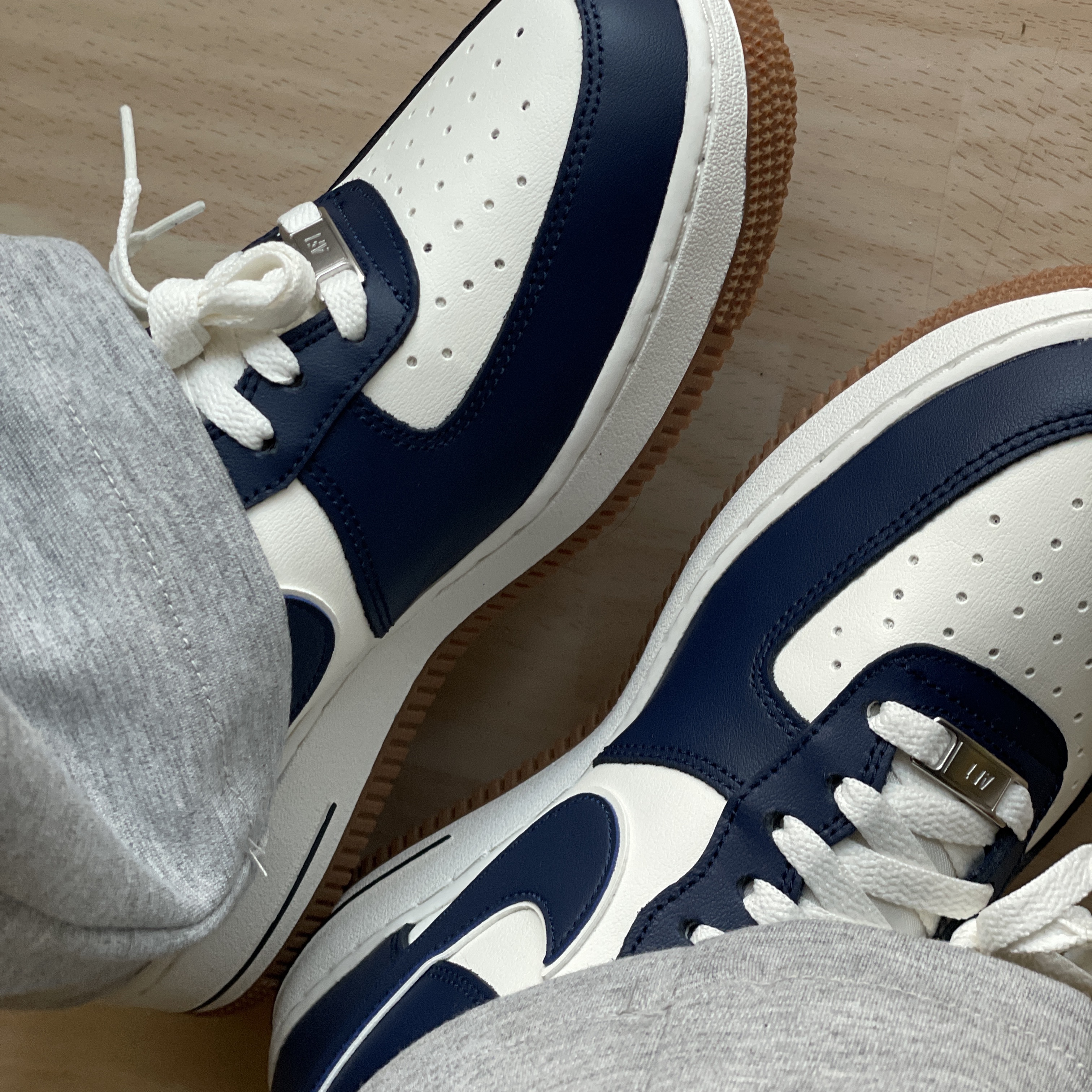 Nike Air Force 1 '07 LV8 Midnight Navy 착용 스타일