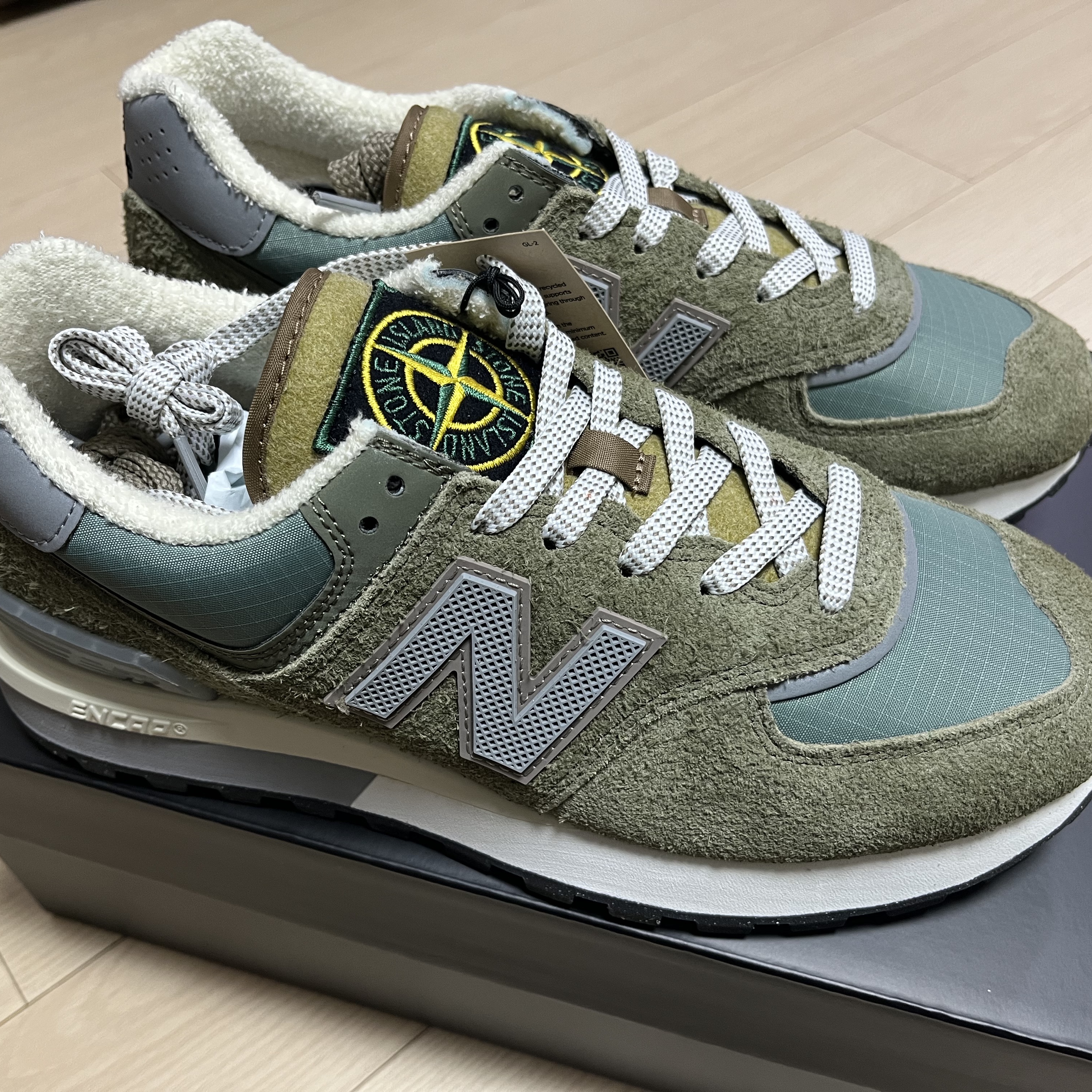 New Balance x Stone Island 574 Legacy Green 착용 스타일 - 1