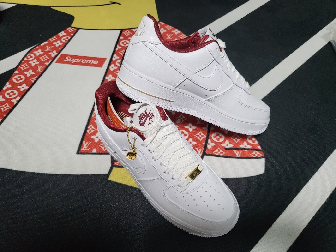 (W) Nike Air Force 1 '07 SE White Team Red 착용 스타일 - 1
