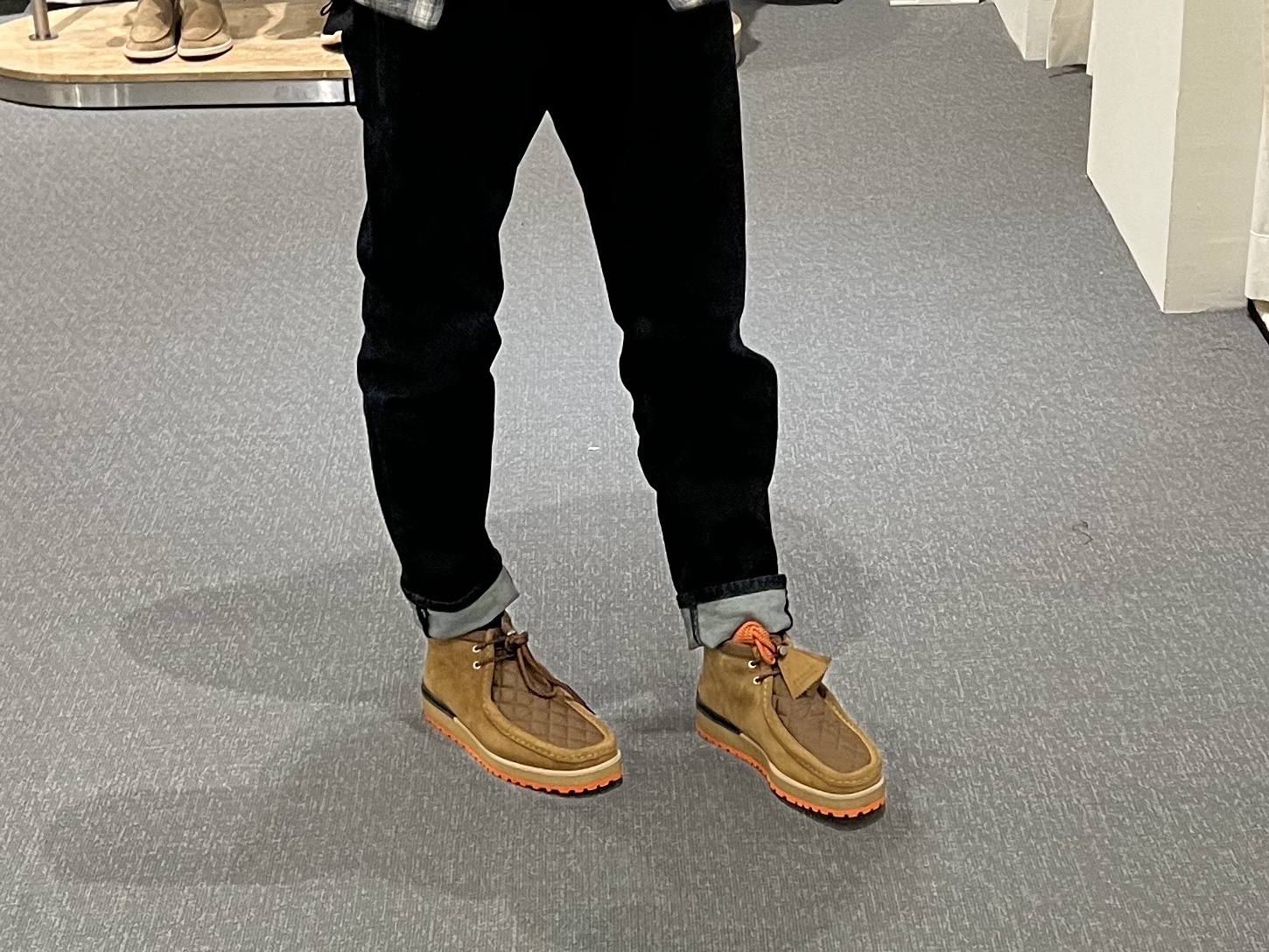 Clarks x Moncler Monwallabee Oak Yellow 착용 스타일 - 3