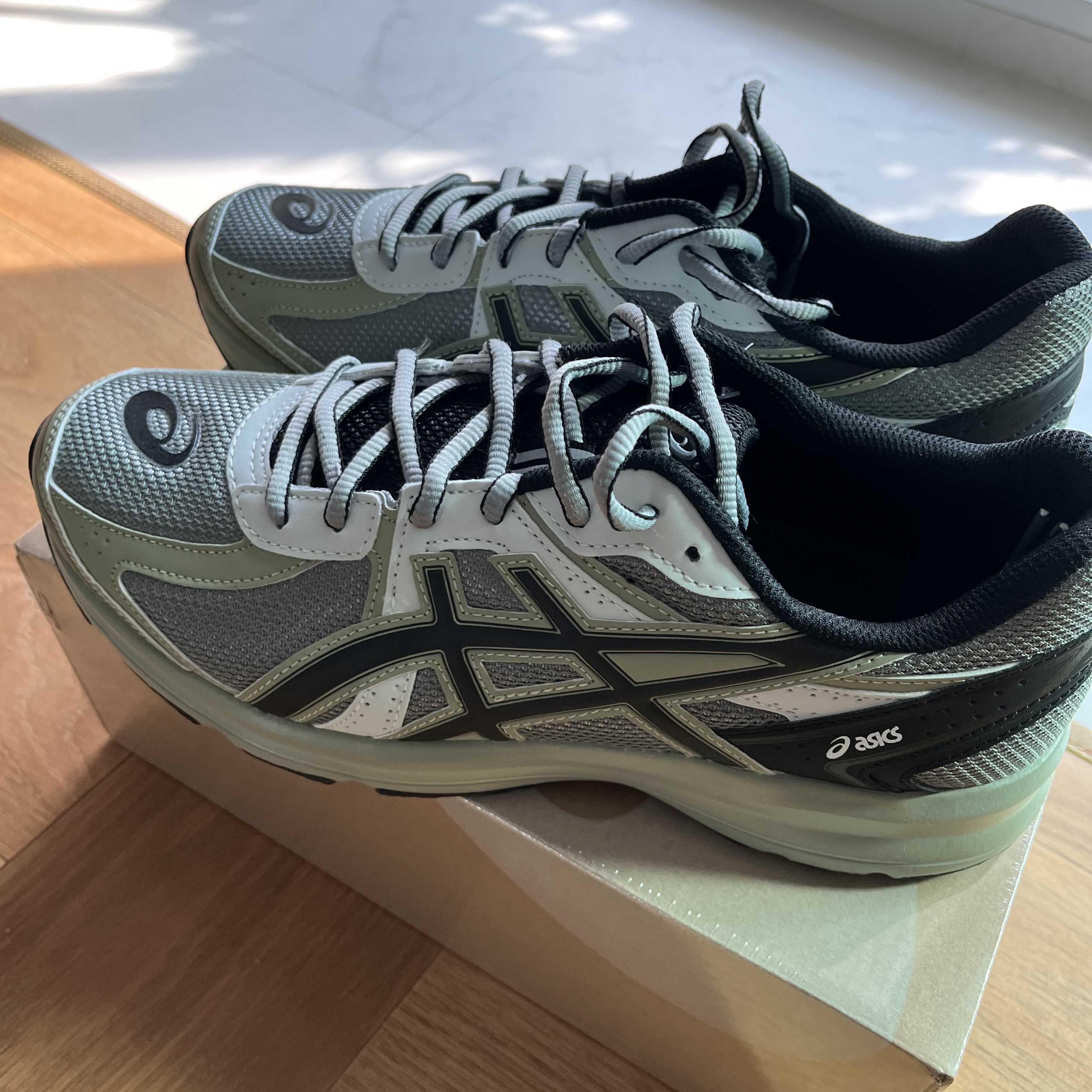 Asics Jog 100 S Sheet Rock - 2E Wide 착용 스타일 - 2