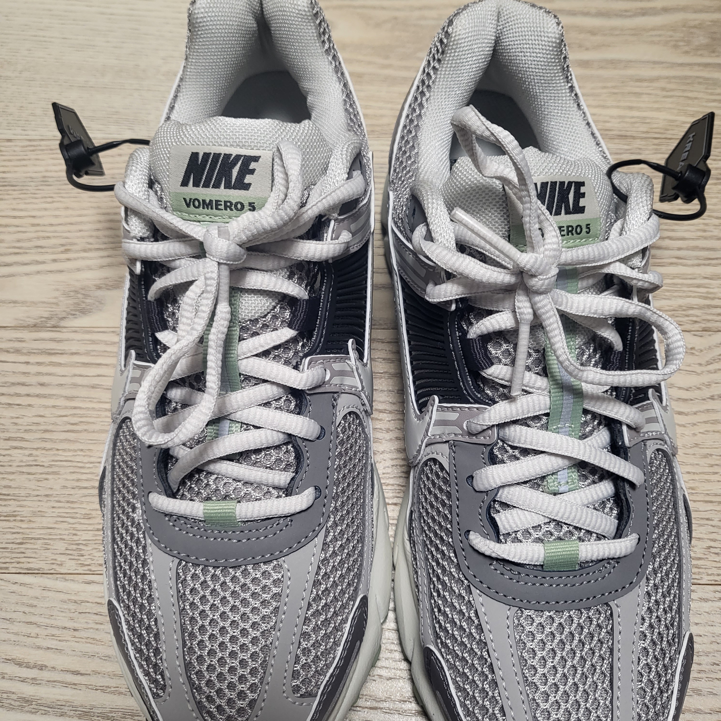 (W) Nike Zoom Vomero 5 Cobblestone and Flat Pewter 착용 스타일 - 3