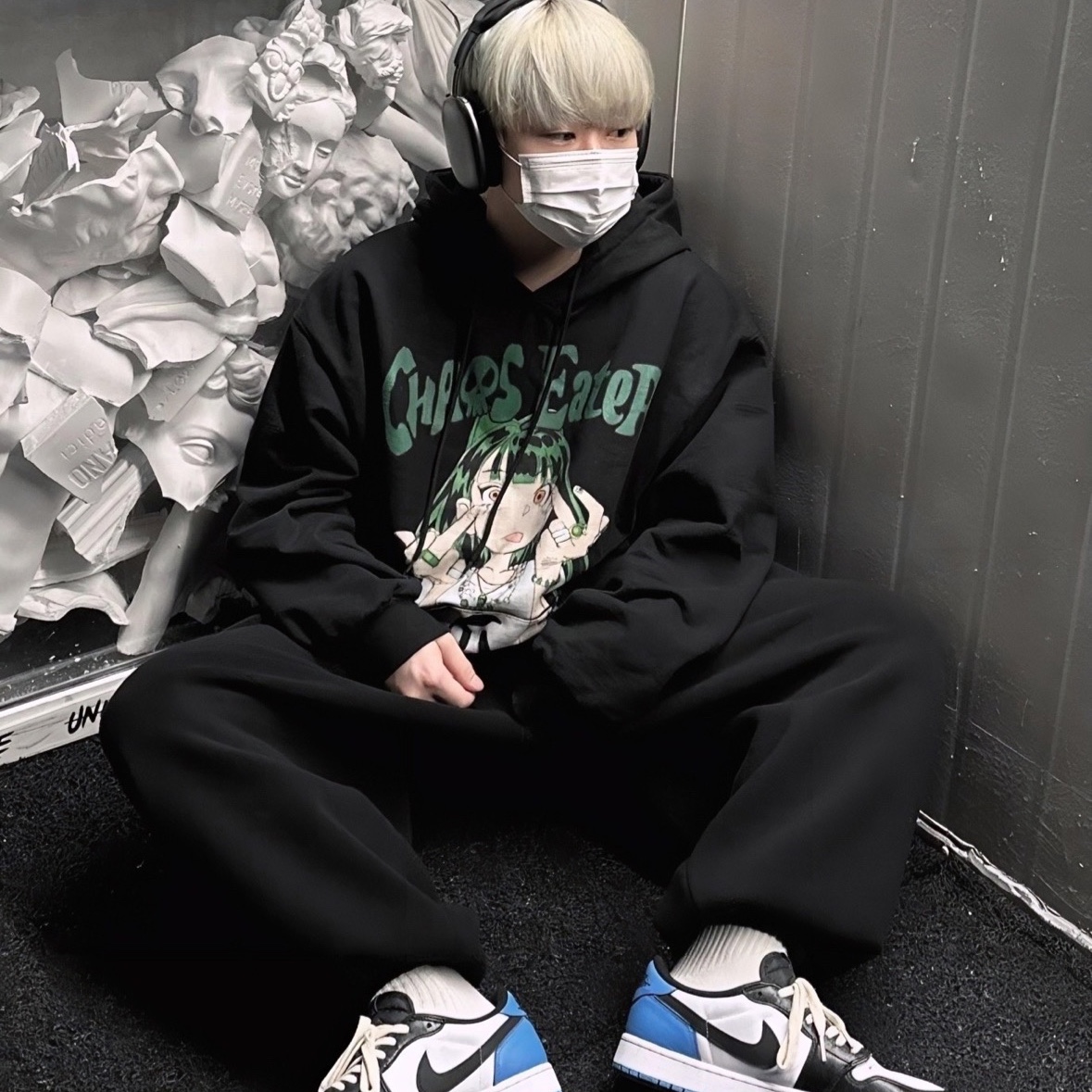 Jordan 1 Retro Low OG Black and Dark Powder Blue, Apple AirPods Max Lightning Space Gray (Korean Ver.) 착용 스타일