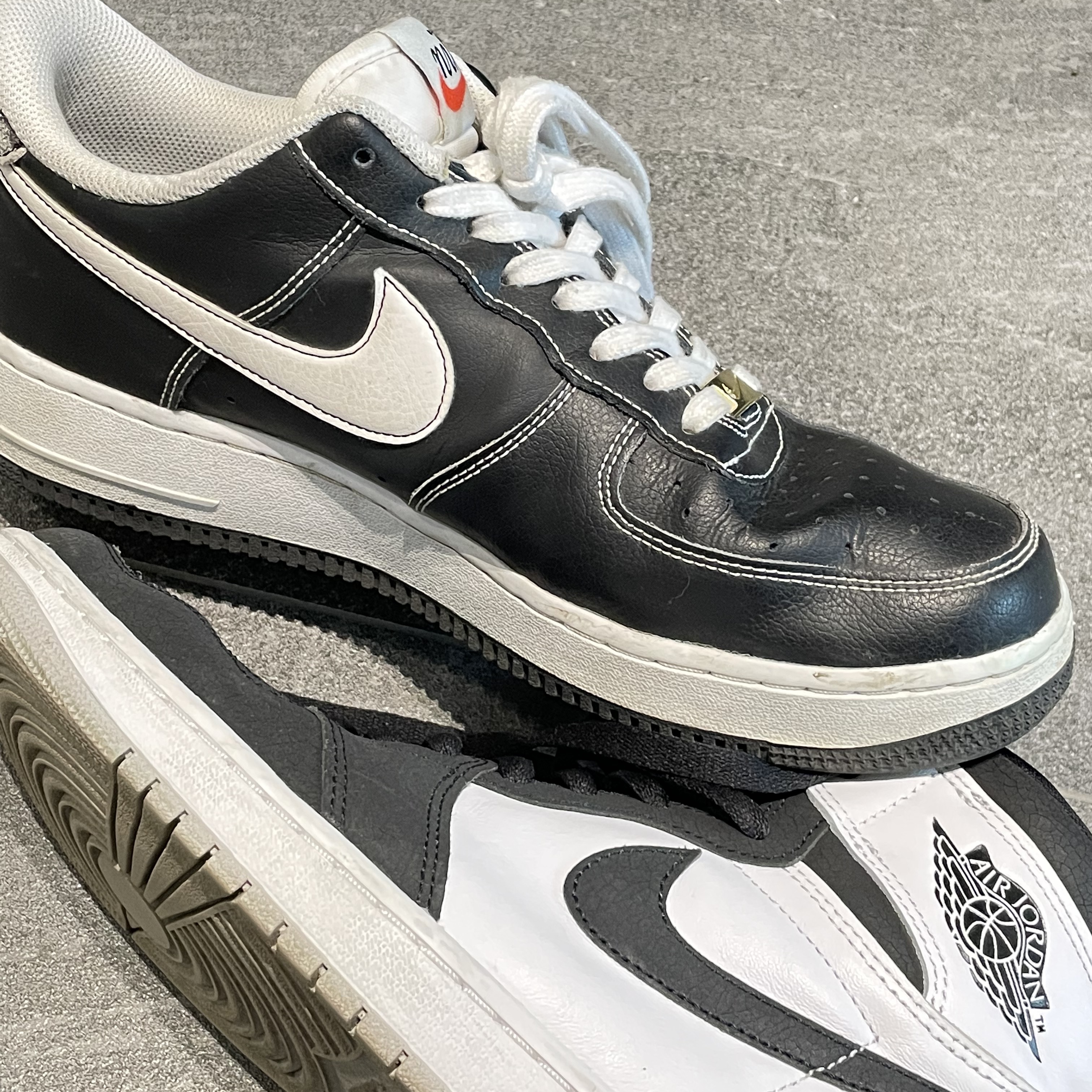 Jordan 1 Retro High OG Bleached Coral, Nike Air Force 1 '07 First Use Black White 착용 스타일