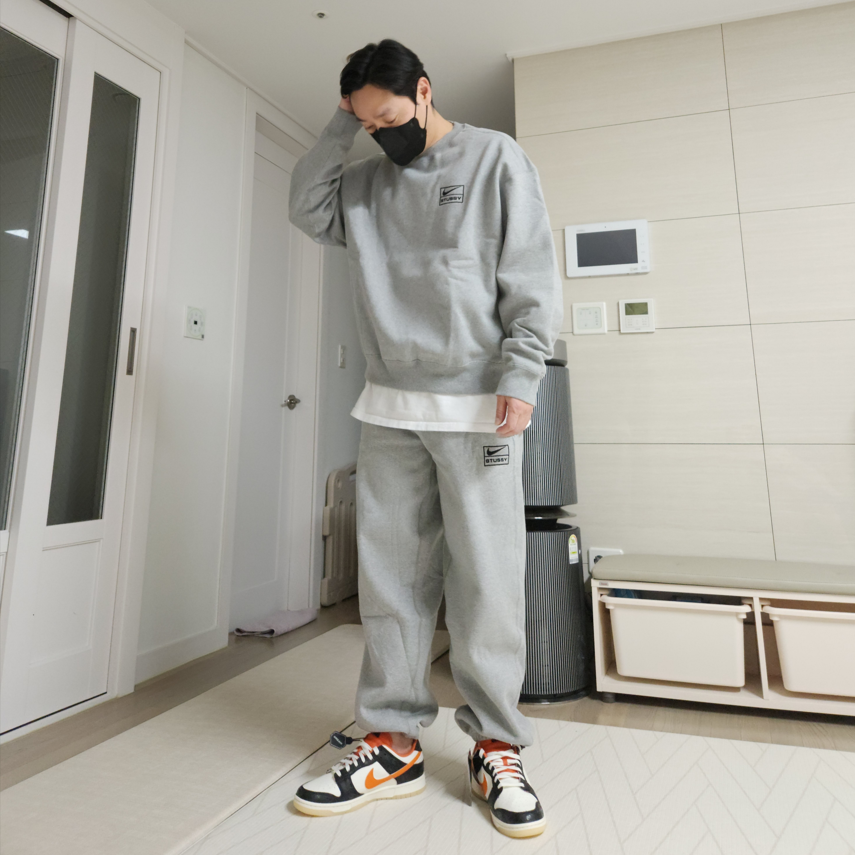 Nike x Stussy NRG Fleece Crewneck Dark Grey Heather (DO9337-063), Nike x Stussy NRG Fleece Pants Dark Grey Heather (DO9340-063) 착용 스타일 - 1