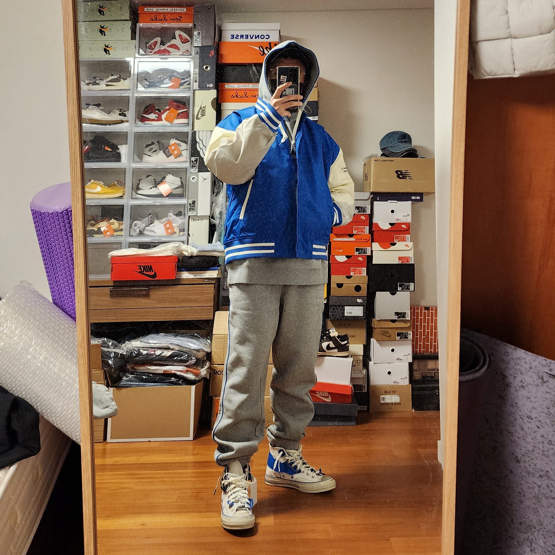 Converse x Ader Error Chuck 70 High White, Converse x Ader Error Shapes Varsity Jacket Cobalt 착용 스타일 - 4