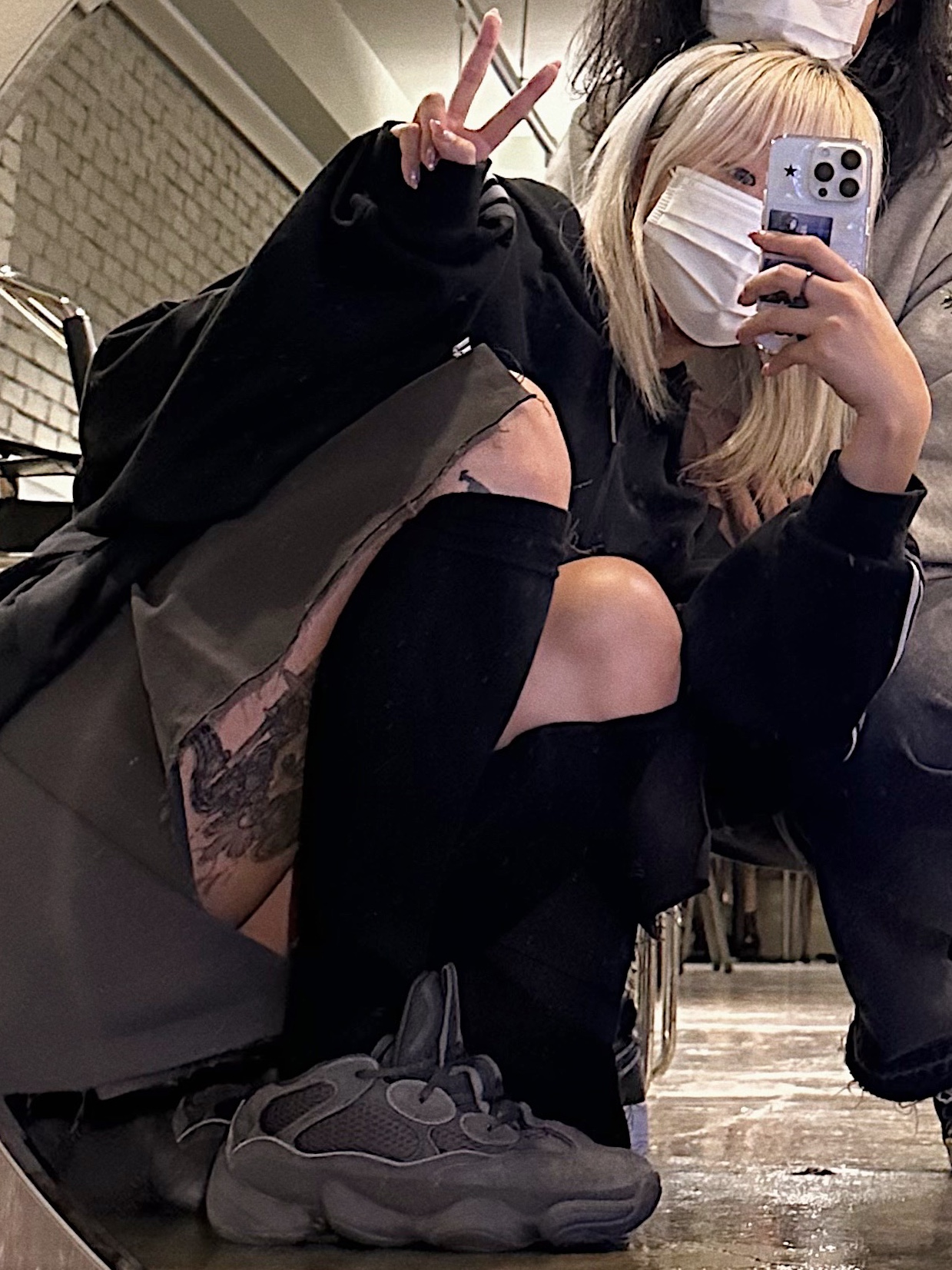 Adidas Yeezy 500 Utility Black 2018/2020, Apple iPhone 14 Pro 256GB Silver (Korean Ver.) 착용 스타일 - 3