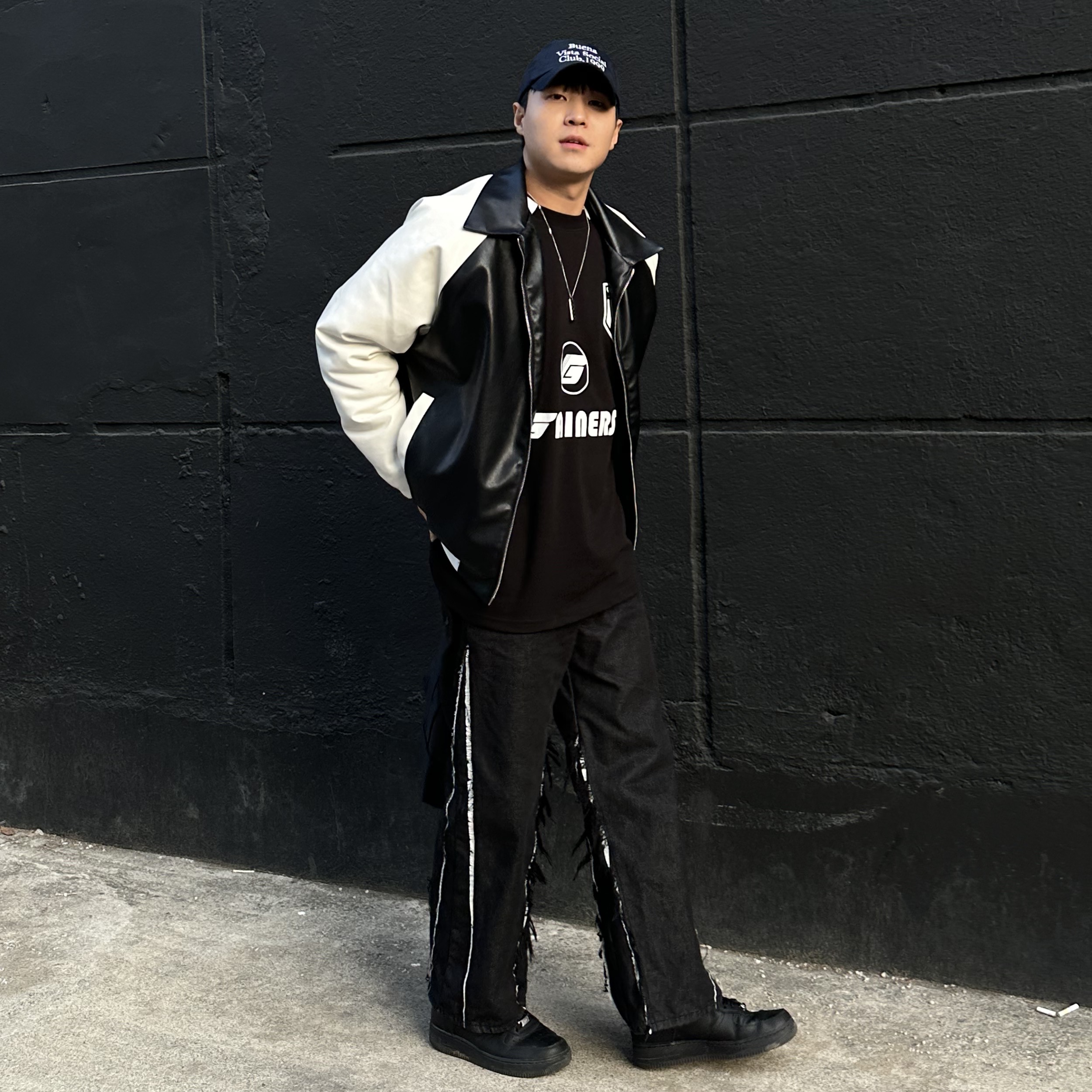 Nike Air Force 1 '07 Low Triple Black, Stussy Canvas Extra Large Tote Bag Washed Black 착용 스타일 - 1