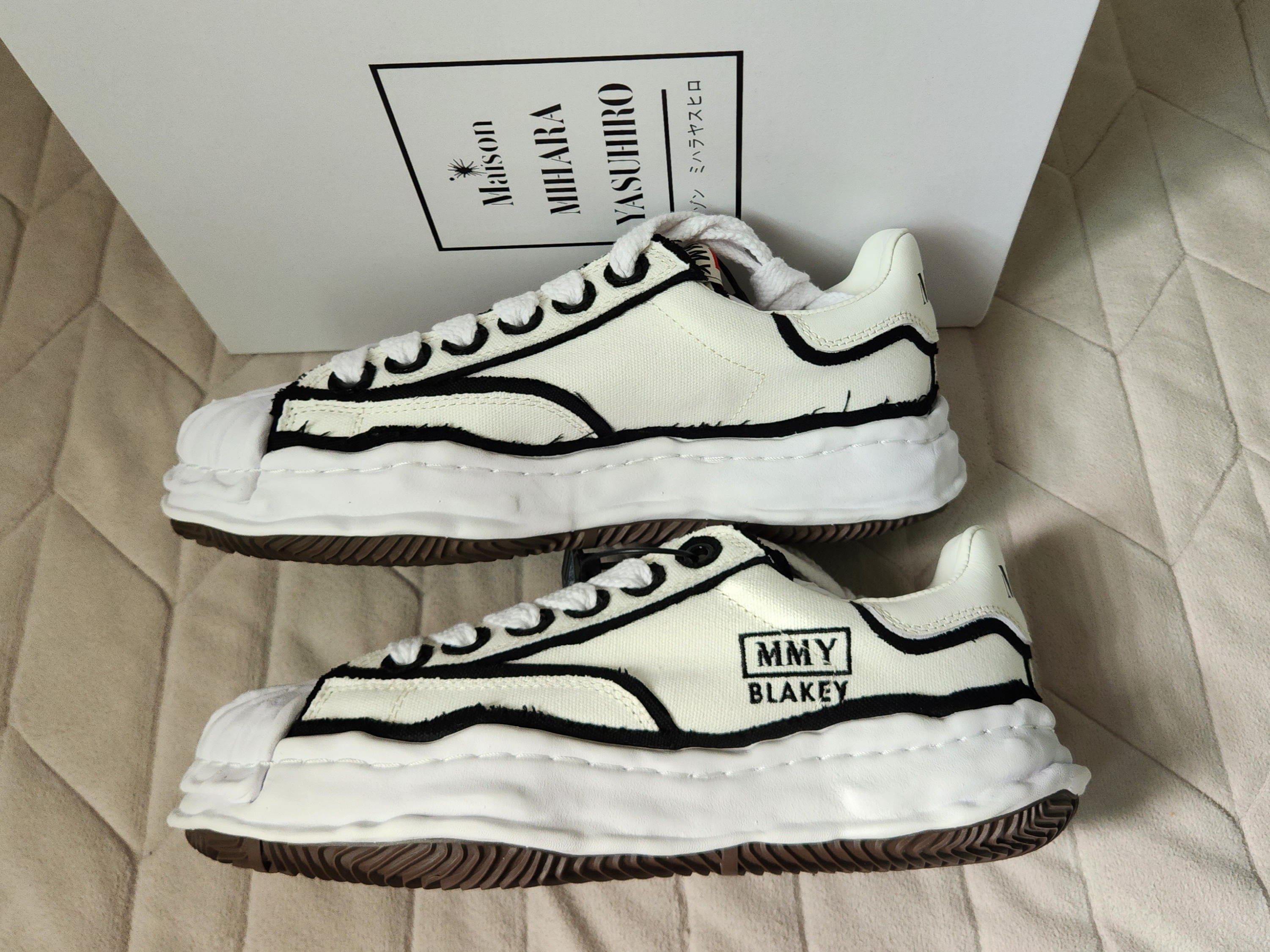 Maison Mihara Yasuhiro Blakey OG Sole OH Canvas Low-top Sneakers White 착용 스타일 - 2