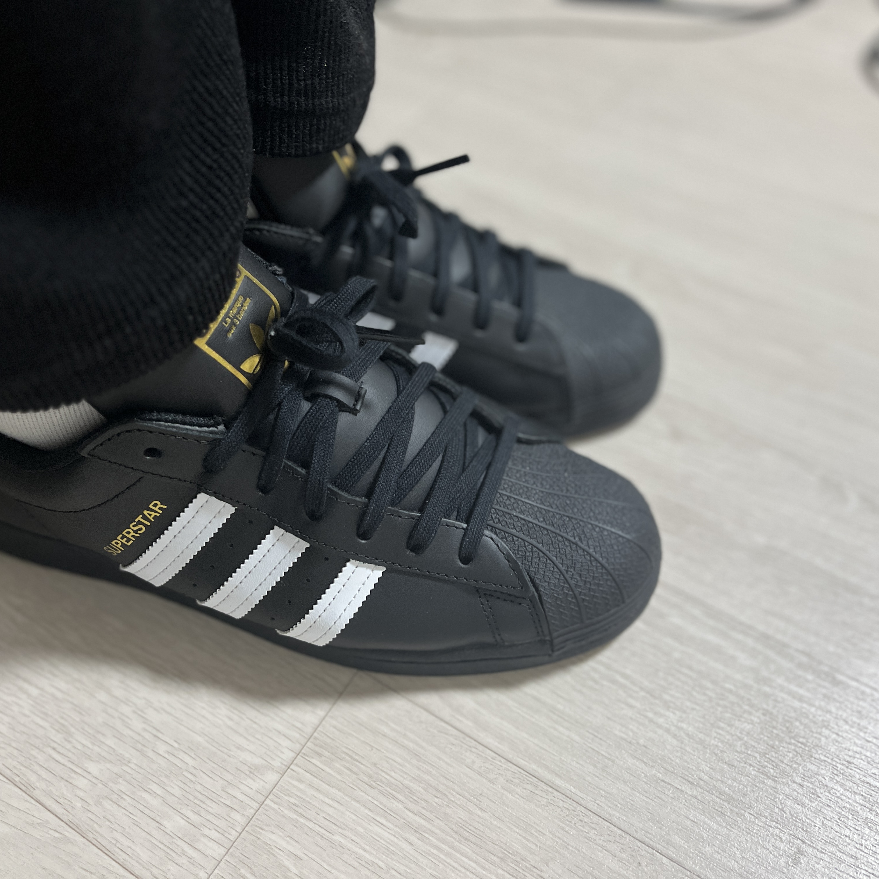 Adidas Superstar Core Black White 착용 스타일 - 1