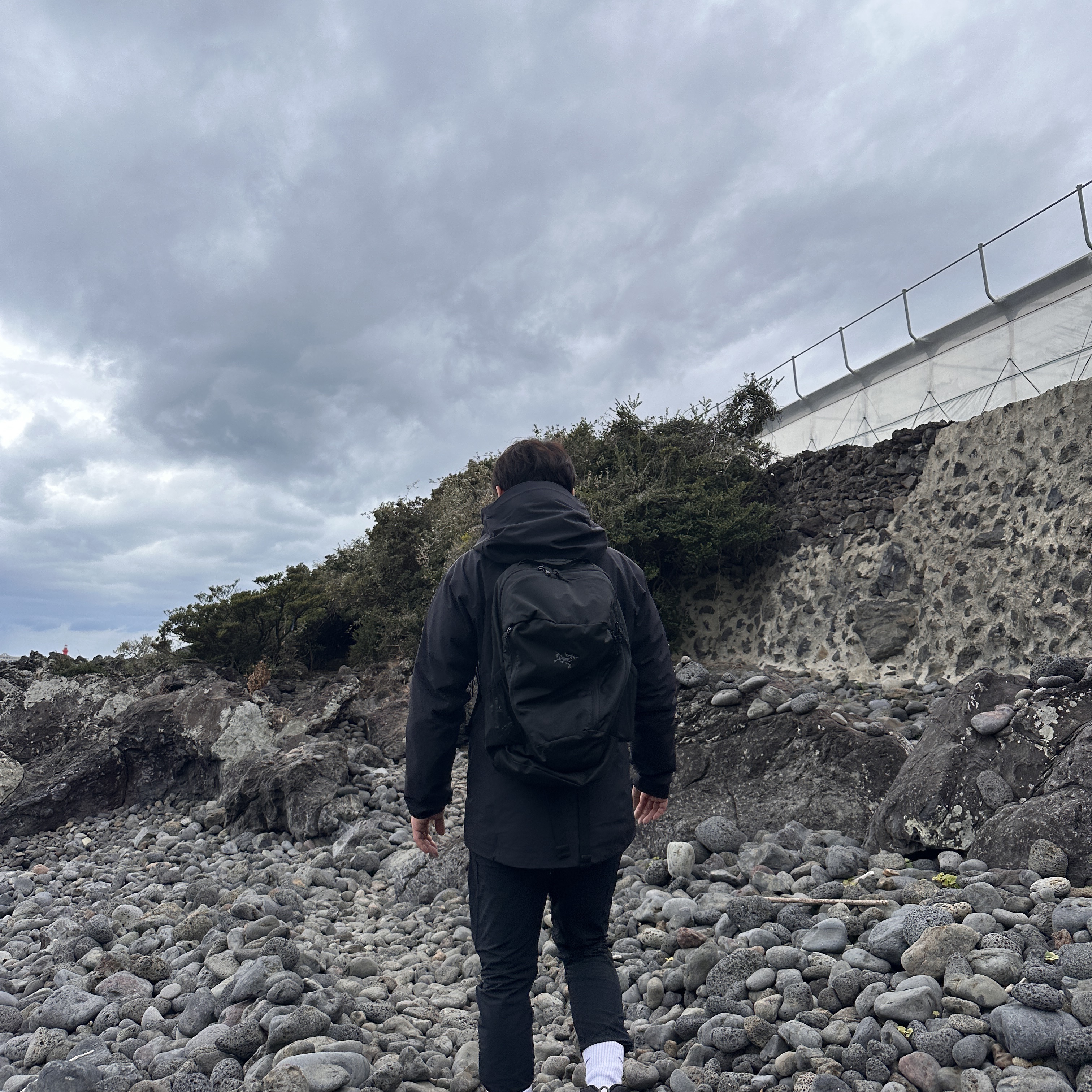 Arc'teryx Beta LT Jacket Black, Arc'teryx Mantis 26 Backpack Black 착용 스타일 - 2