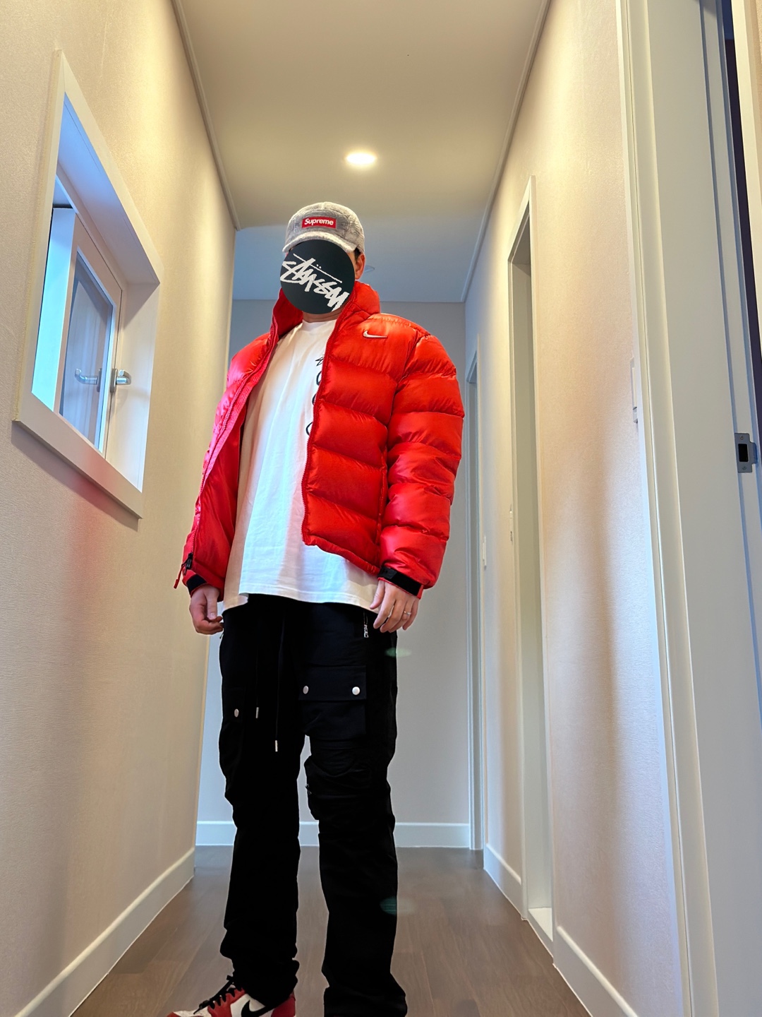 Nike x Drake Nocta Sunset Puffer Jacket Red, Nike x Stussy NRG RA T-Shirt Summit White (DM4942-121) 착용 스타일 - 1