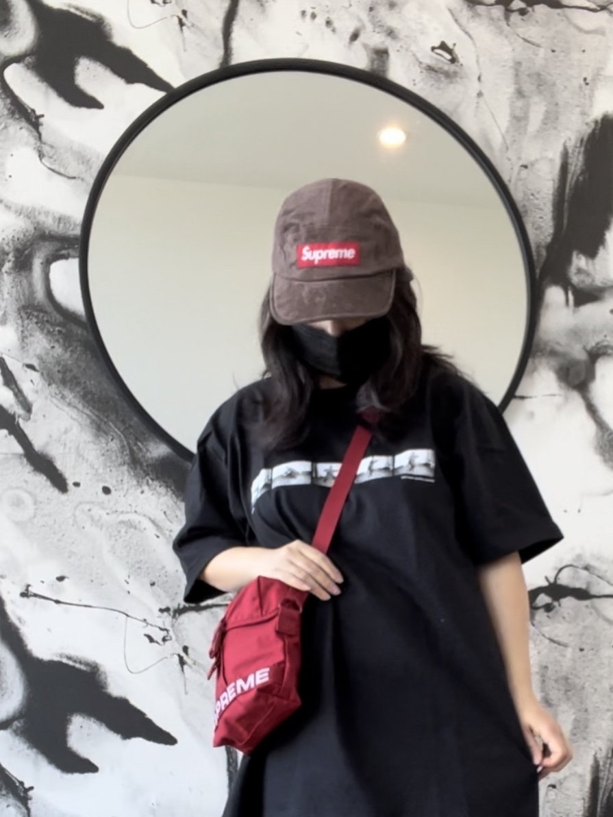 Supreme Field Side Bag Red - 23SS, Supreme Milford Graves T-Shirt Black - 22FW 착용 스타일 - 3