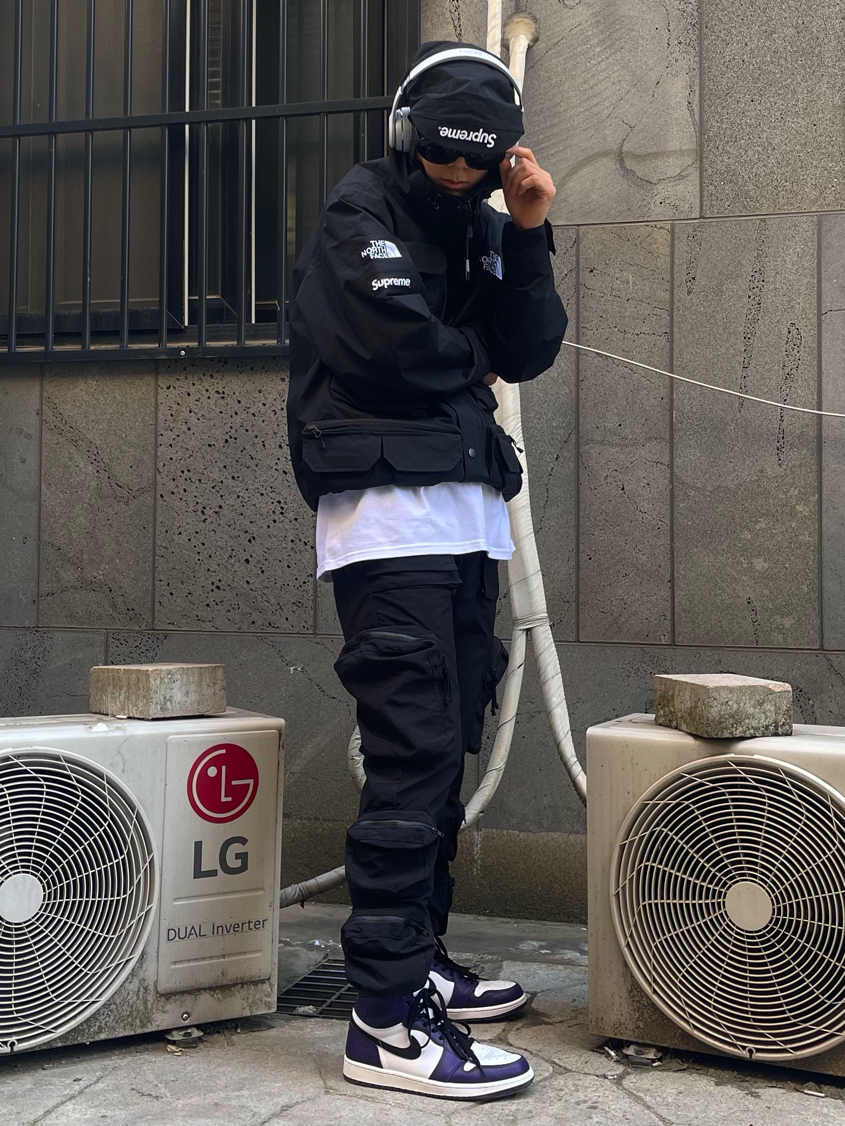 Jordan 1 Retro High OG Court Purple 2020, Supreme x The North Face Cargo Jacket Black - 20SS 착용 스타일