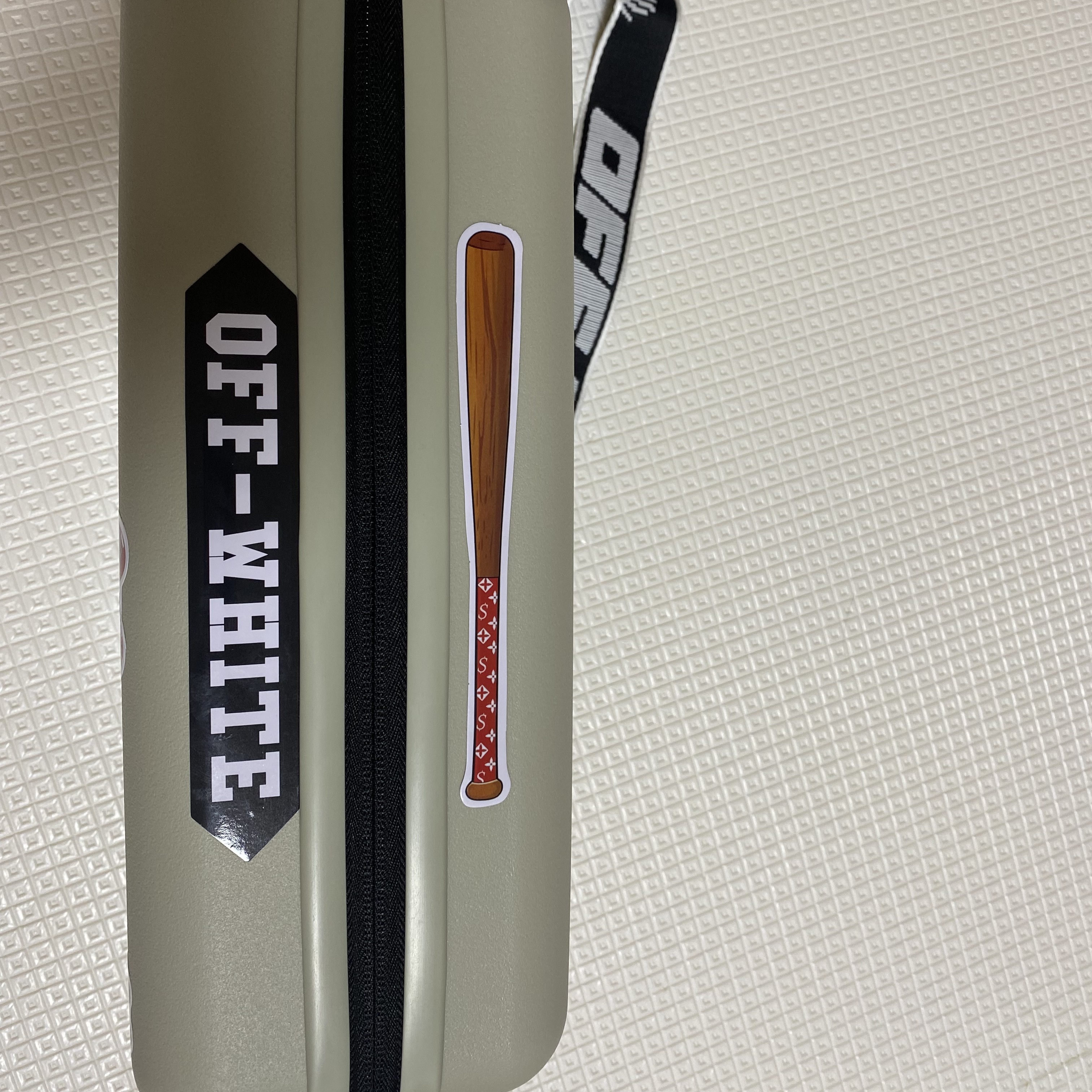 Off-White x Amore Pacific Protection Box (Without Cosmetics) 착용 스타일 - 1