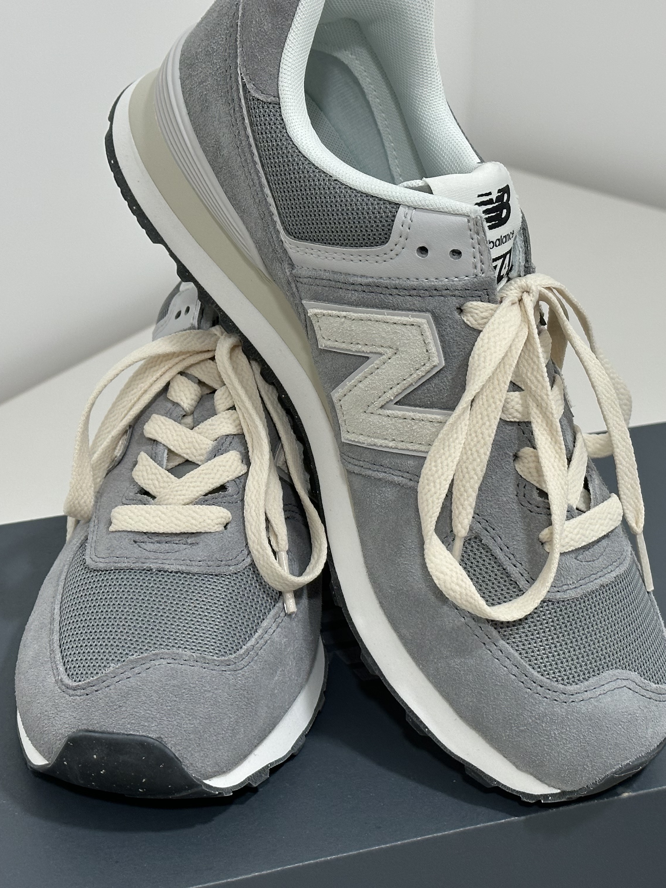 New Balance 574 Classics Reimagined Gray 착용 스타일 - 2