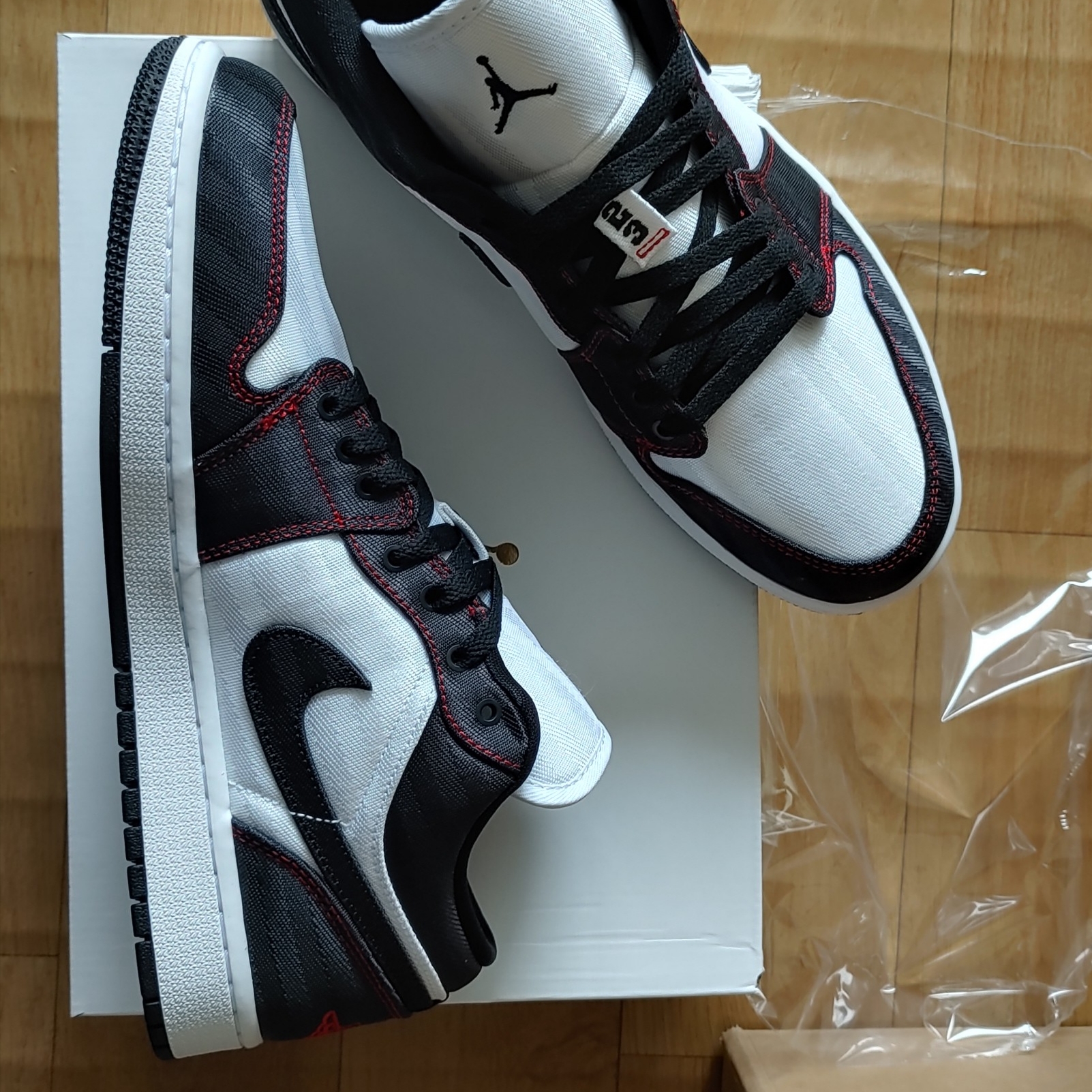 (W) Jordan 1 Low SE Utility White Gym Red Black 착용 스타일 - 1