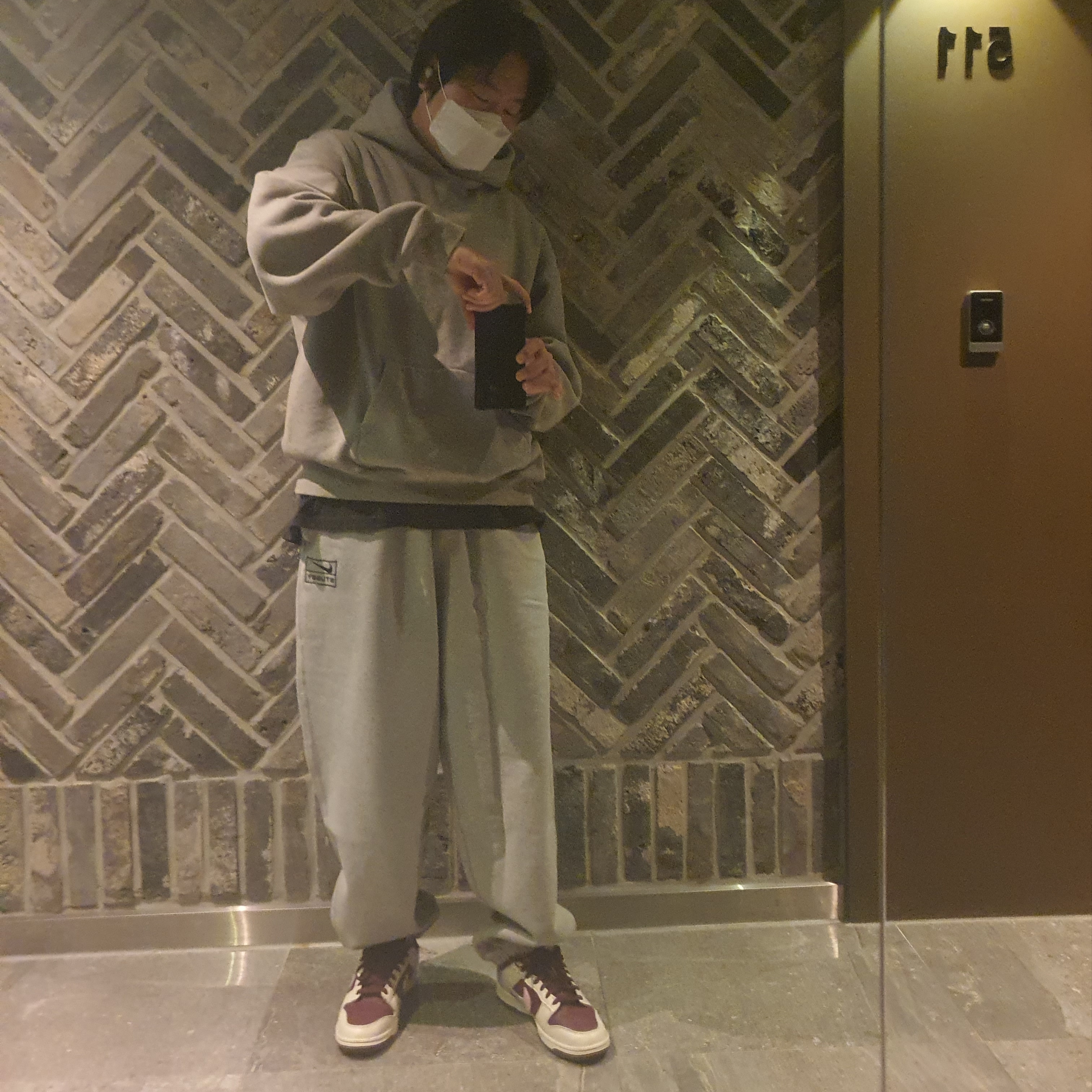 Essentials The Core Collection Hoodie Dark Oatmeal, Nike x Stussy NRG RA Fleece Pants Dark Grey Heather (DJ9490-063) 착용 스타일