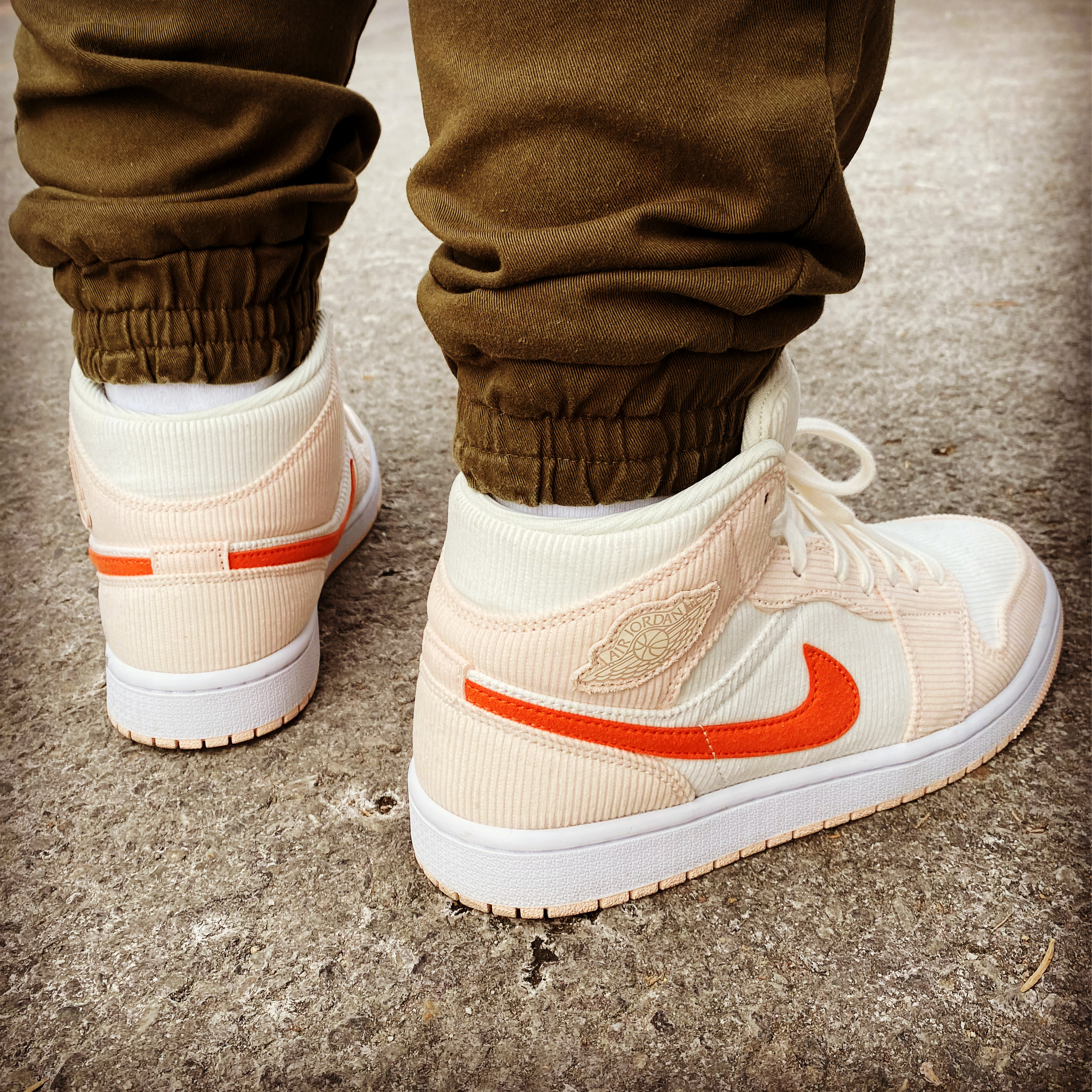 (W) Jordan 1 Mid SE Corduroy 착용 스타일