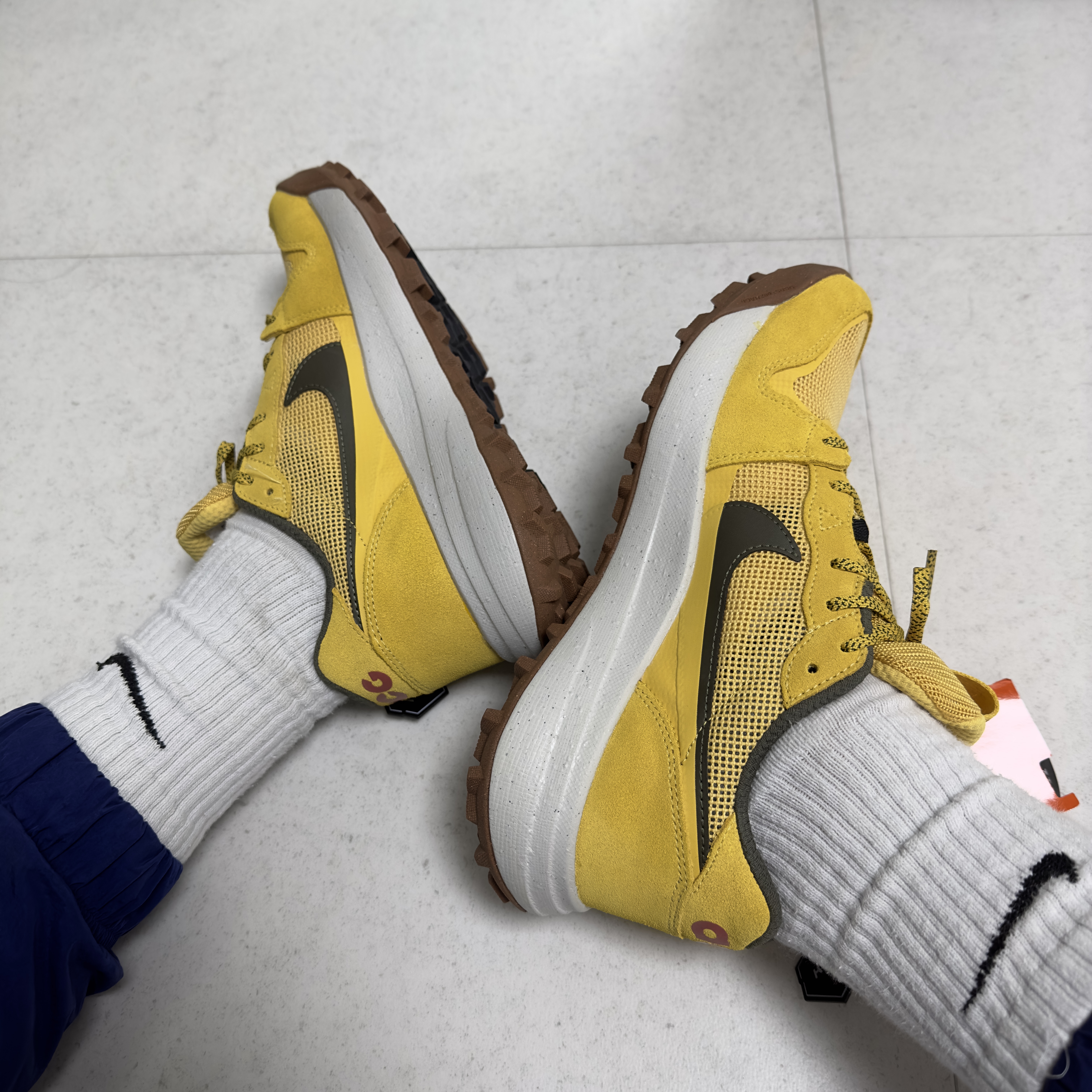 Nike ACG Lowcate Solar Flare 착용 스타일 - 2