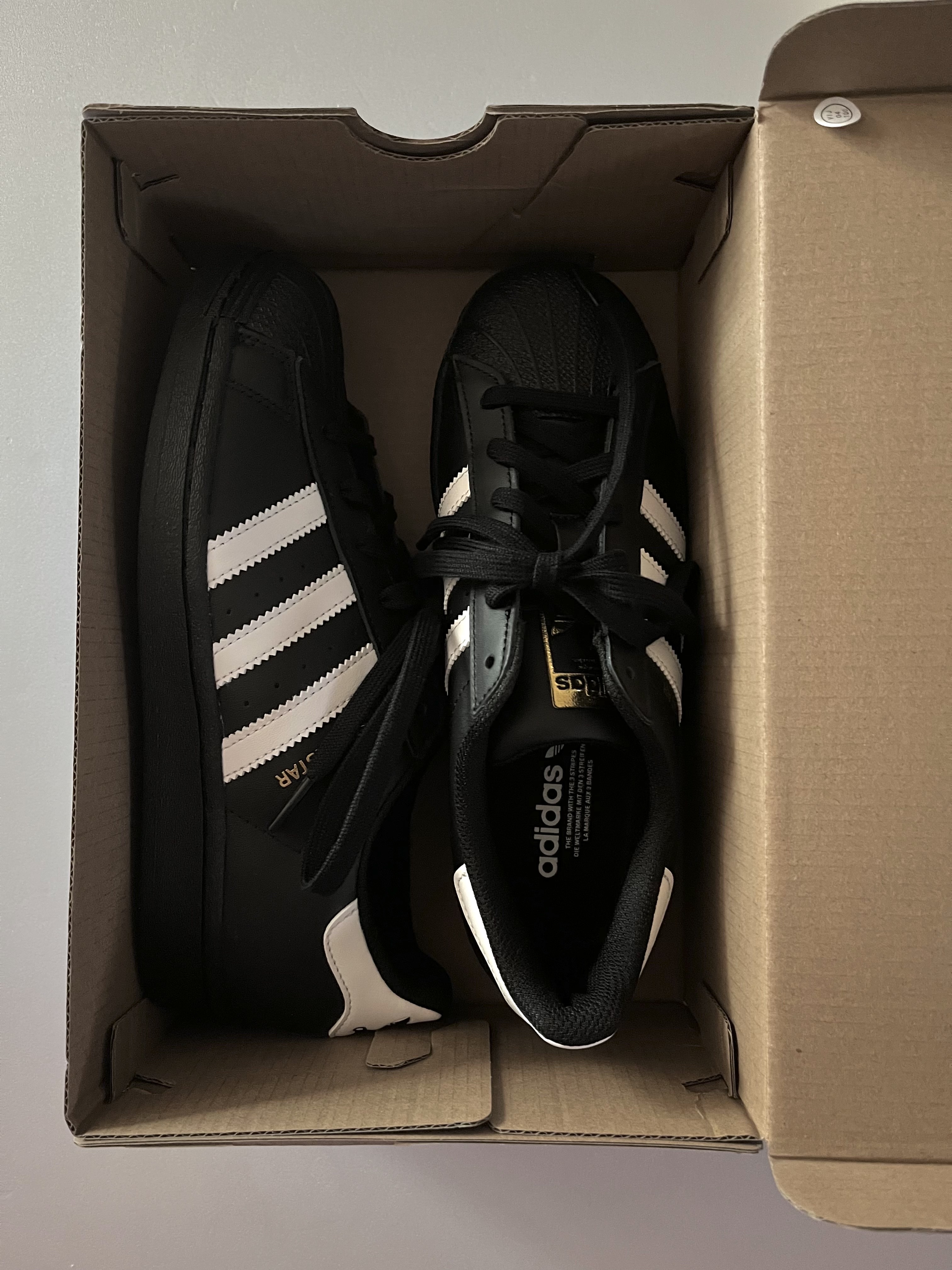 Adidas Superstar Core Black White 착용 스타일 - 1