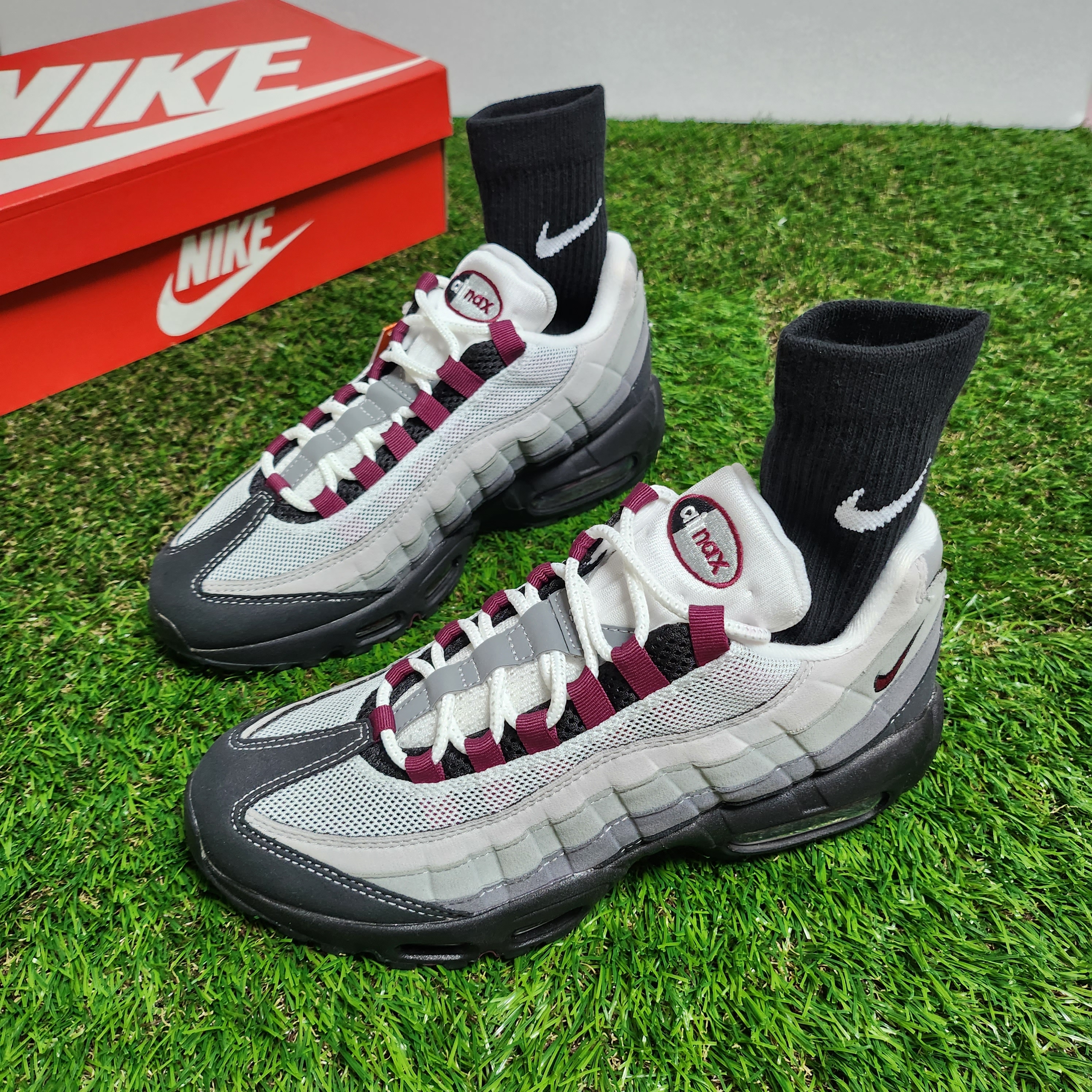 Nike Air Max 95 Pearl Grey and Dark Beetroot 착용 스타일