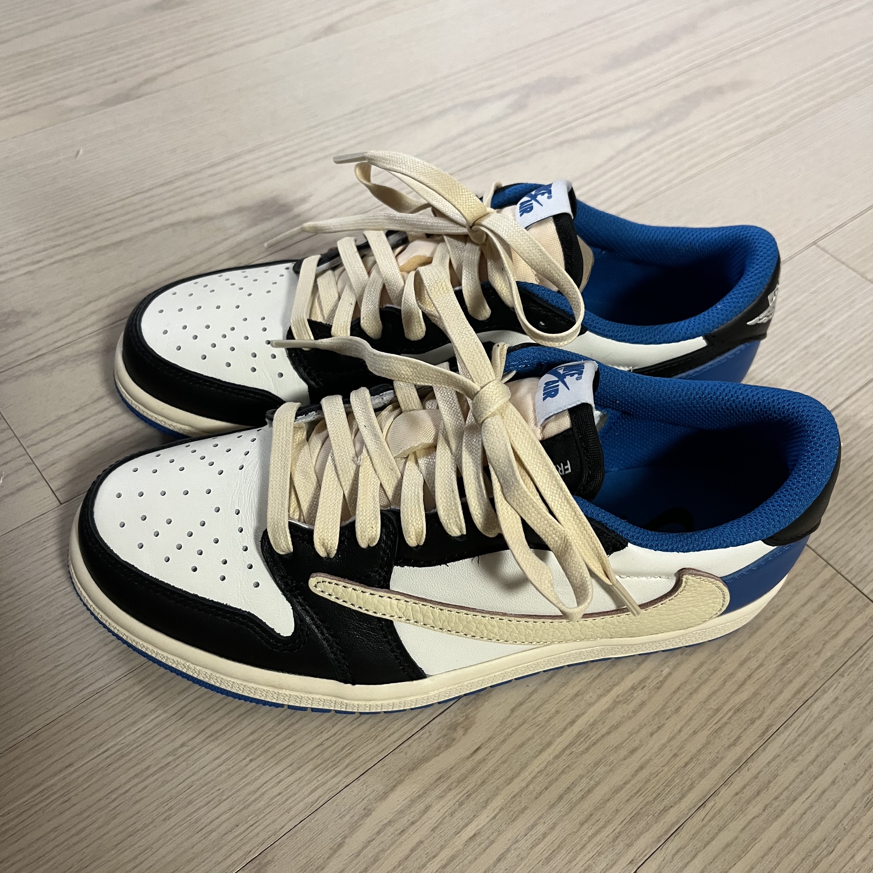 Jordan 1 x Travis Scott x Fragment Retro Low OG SP Military Blue 착용 스타일 - 1