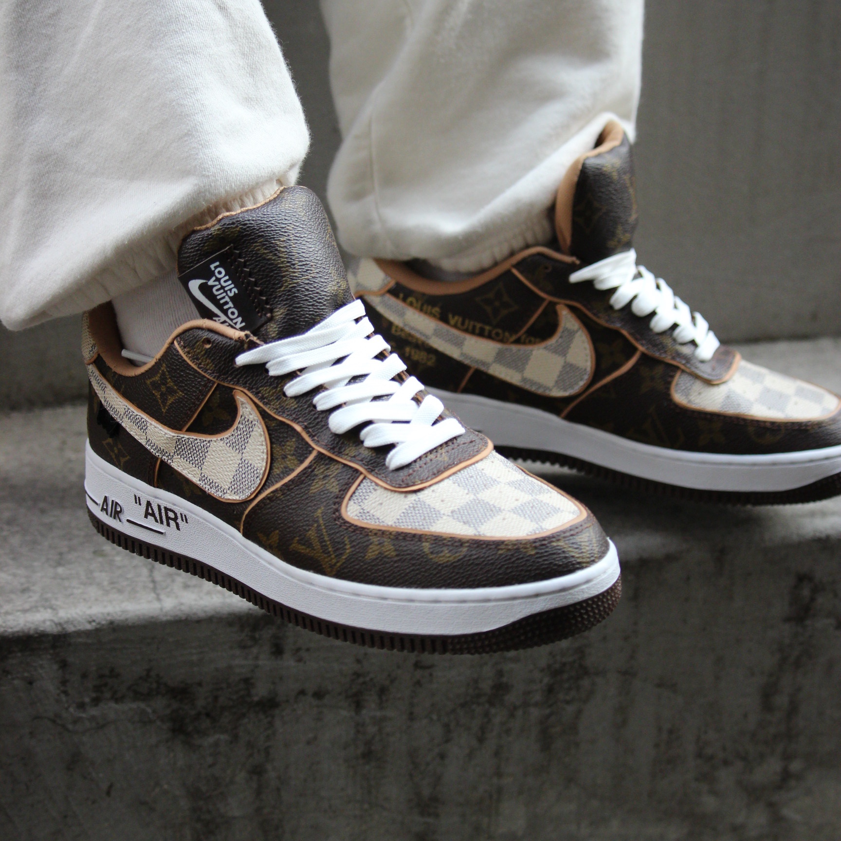 Louis Vuitton x Nike Air Force 1 Low by Virgil Abloh Monogram Brown Damier Azur & Pilot Case Taurillon Monogram Leather 착용 스타일 - 3