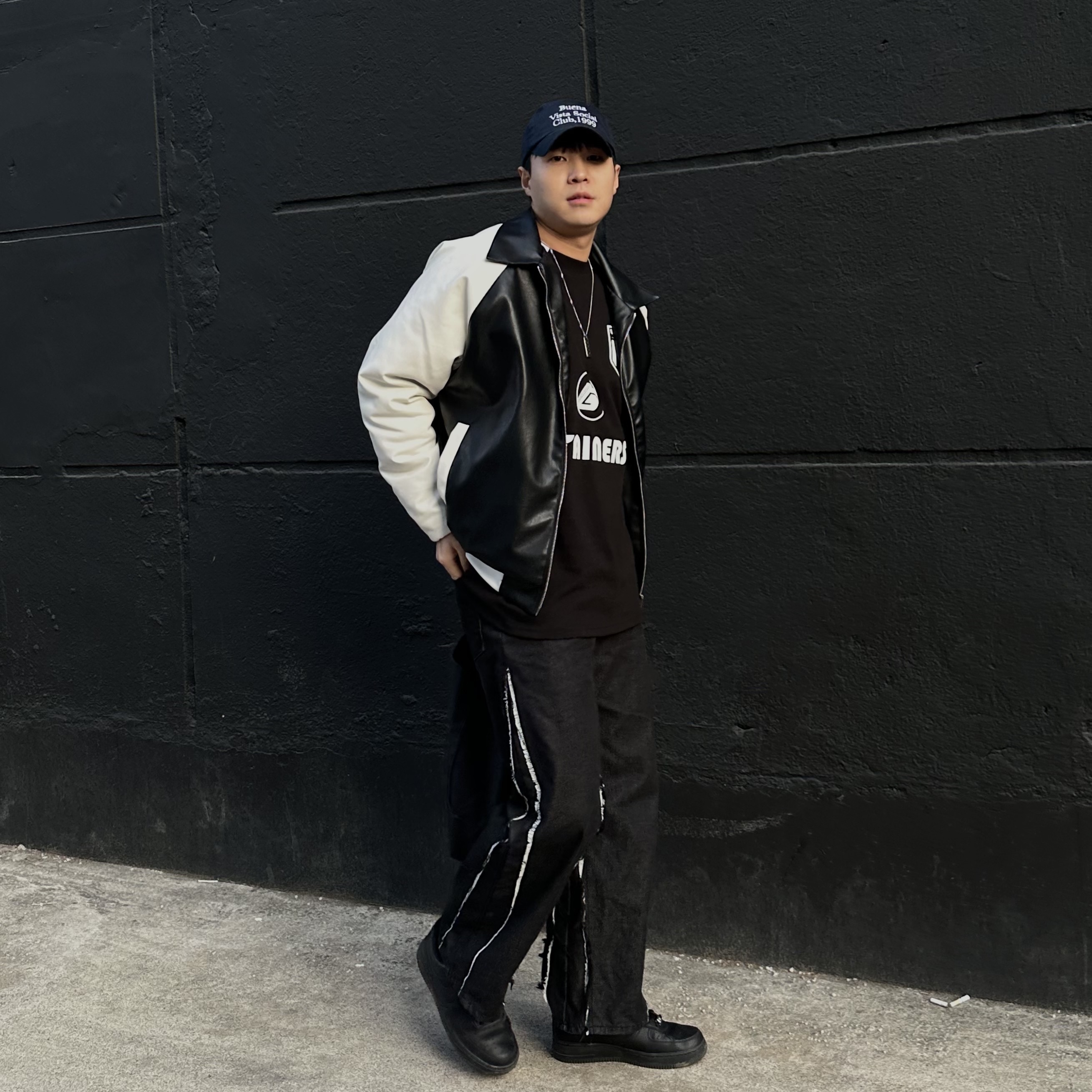 Nike Air Force 1 '07 Low Triple Black, Stussy Canvas Extra Large Tote Bag Washed Black 착용 스타일 - 2