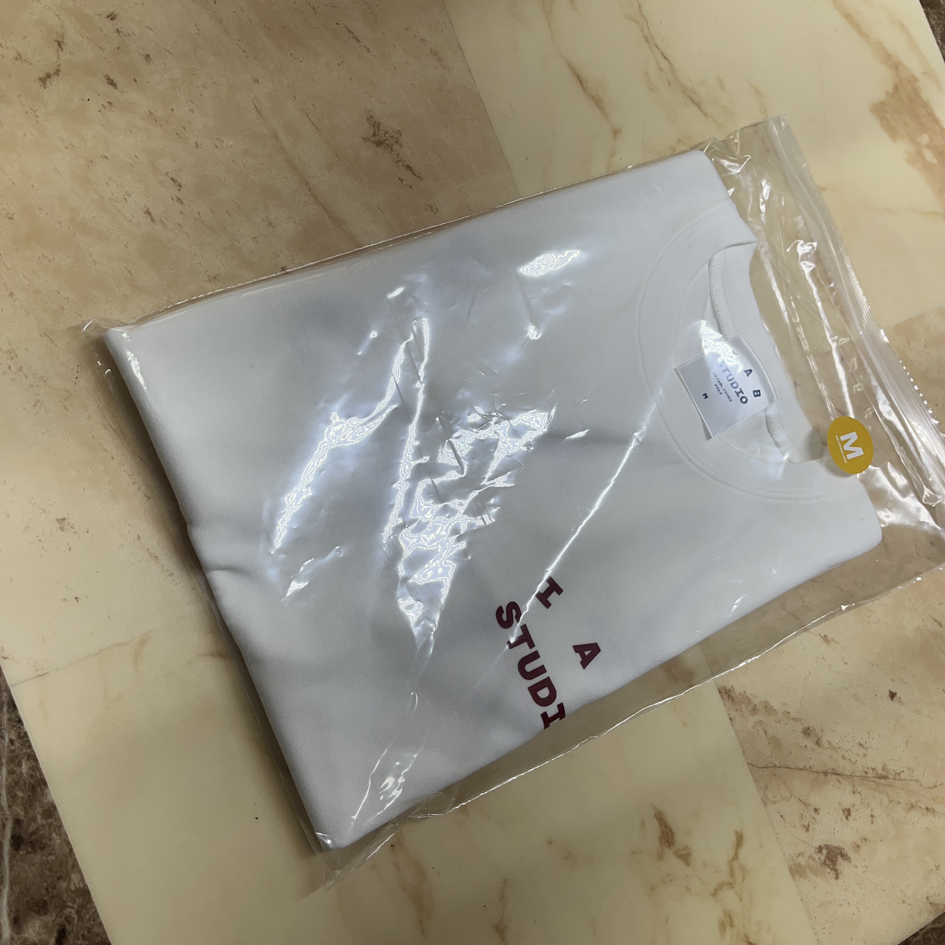IAB Studio T-Shirt White Burgundy 착용 스타일 - 1