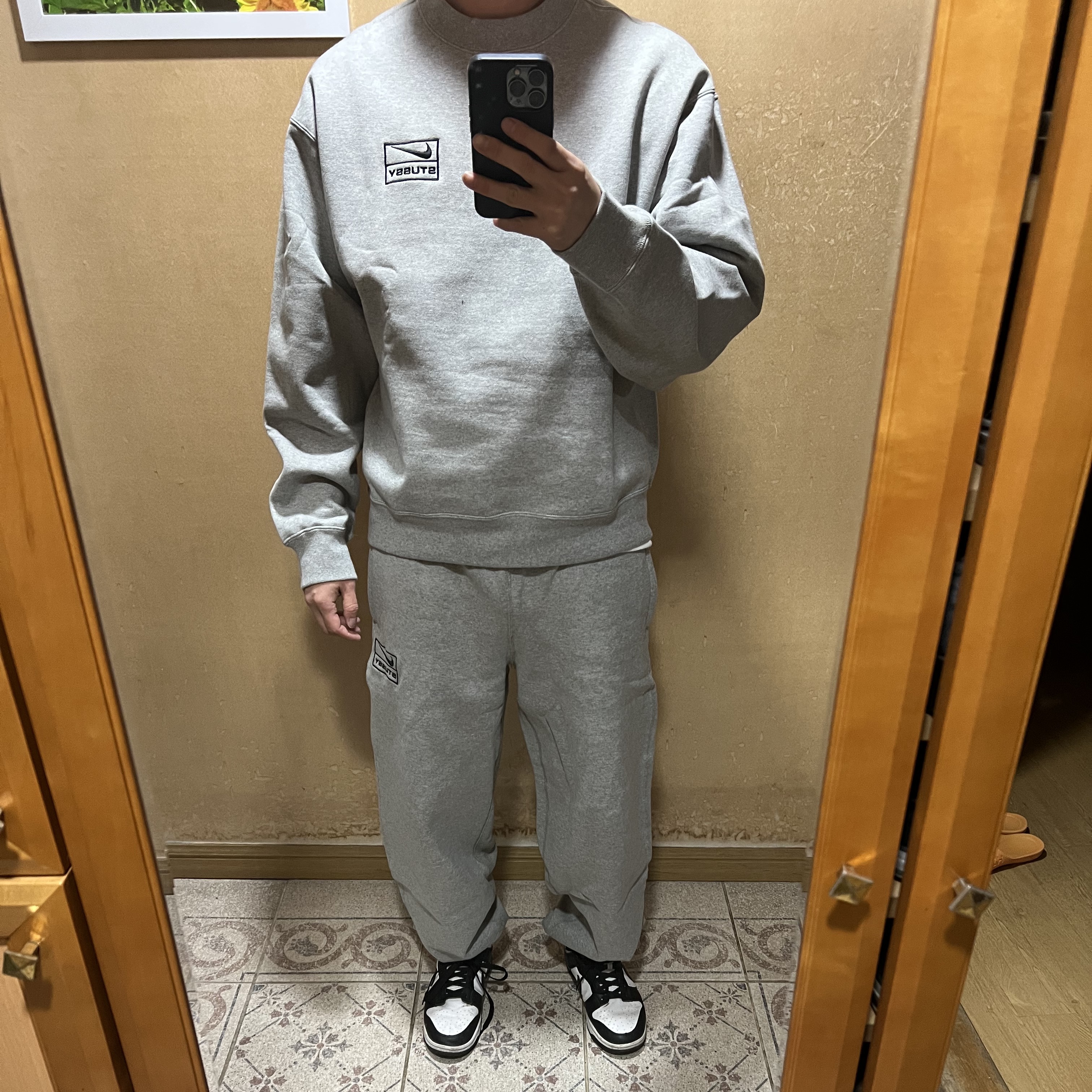 Nike x Stussy NRG Fleece Crewneck Dark Grey Heather (DO9337-063), Nike x Stussy NRG Fleece Pants Dark Grey Heather (DO9340-063) 착용 스타일