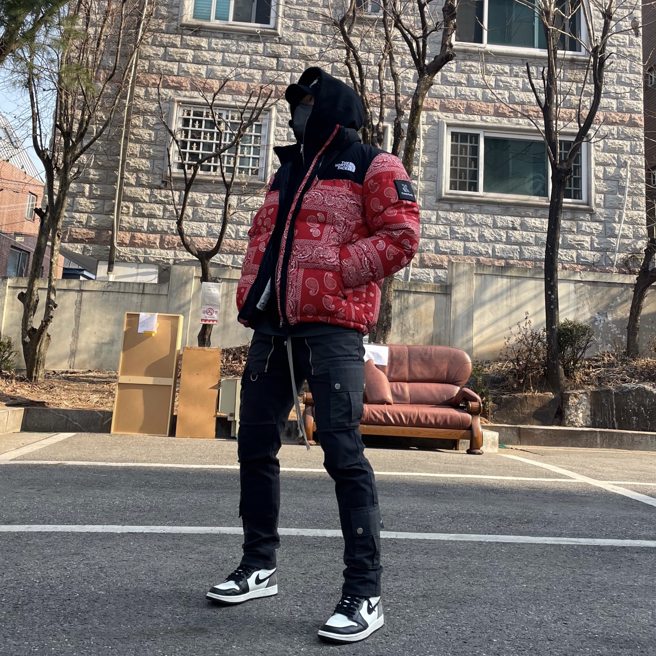 Jordan 1 Retro High OG Black Mocha, The North Face Nuptse Down Jacket Red 착용 스타일 - 1
