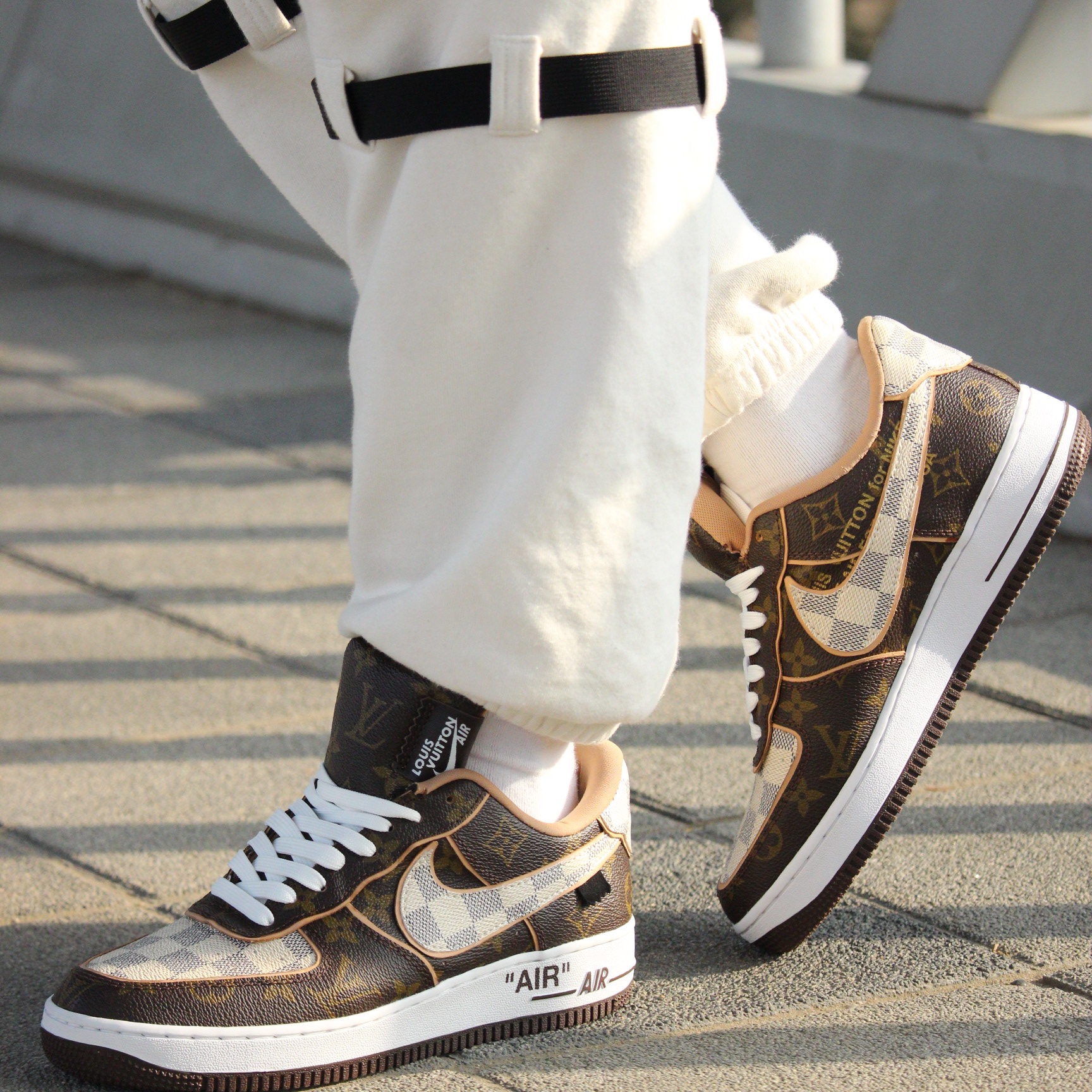 Louis Vuitton x Nike Air Force 1 Low by Virgil Abloh Monogram Brown Damier Azur & Pilot Case Taurillon Monogram Leather 착용 스타일 - 1