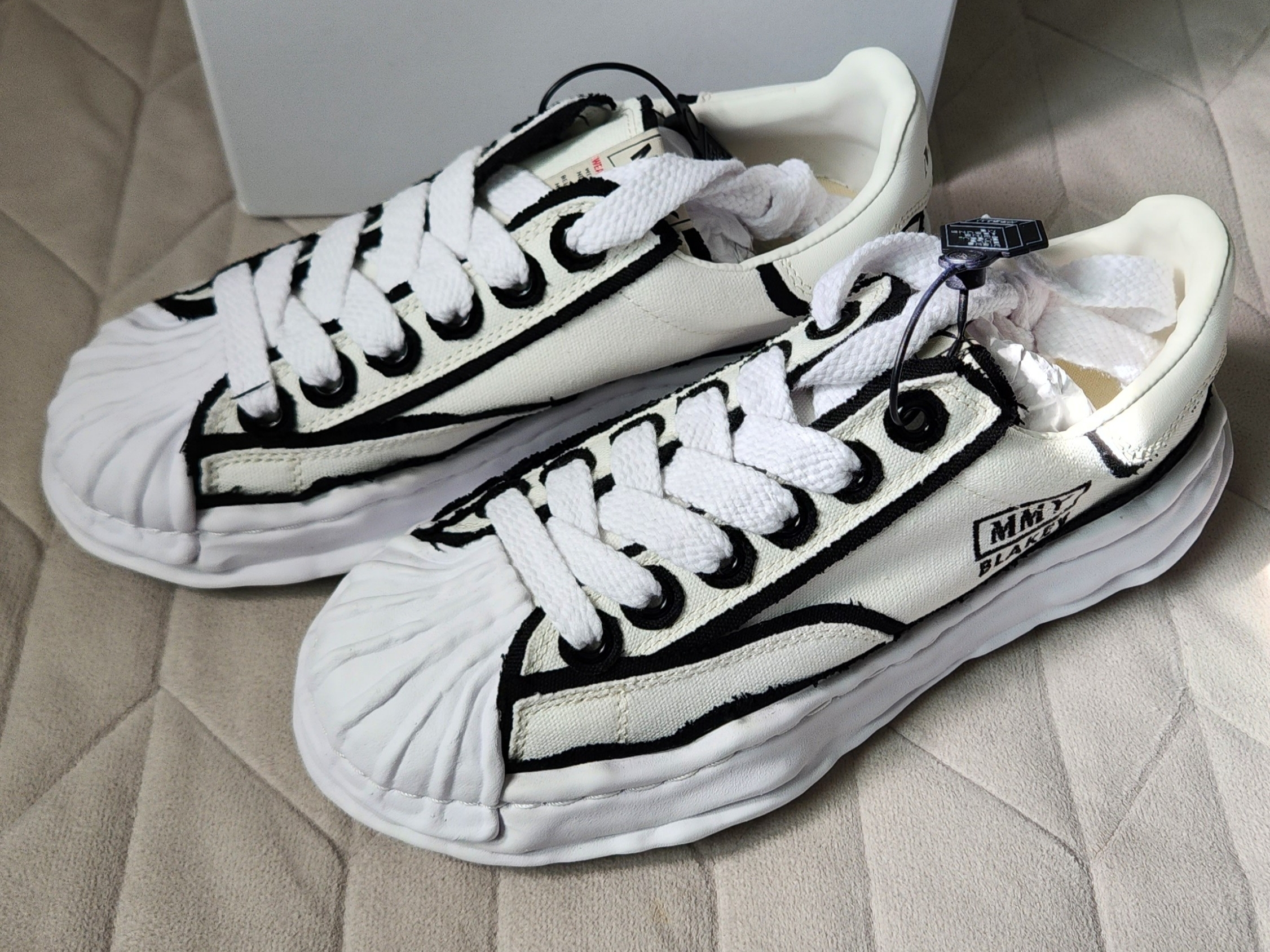 Maison Mihara Yasuhiro Blakey OG Sole OH Canvas Low-top Sneakers White 착용 스타일 - 1