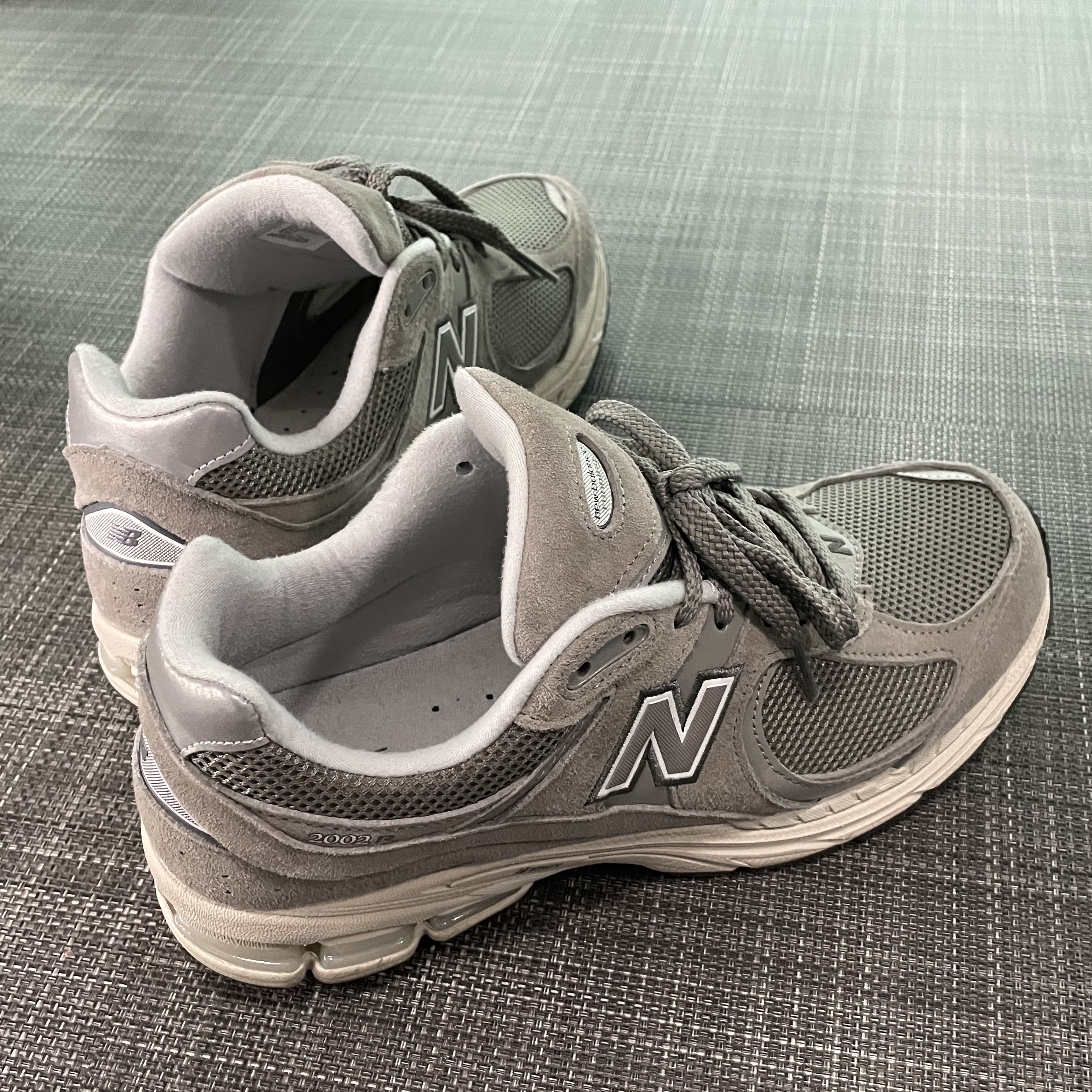 New Balance 2002R Grey 착용 스타일
