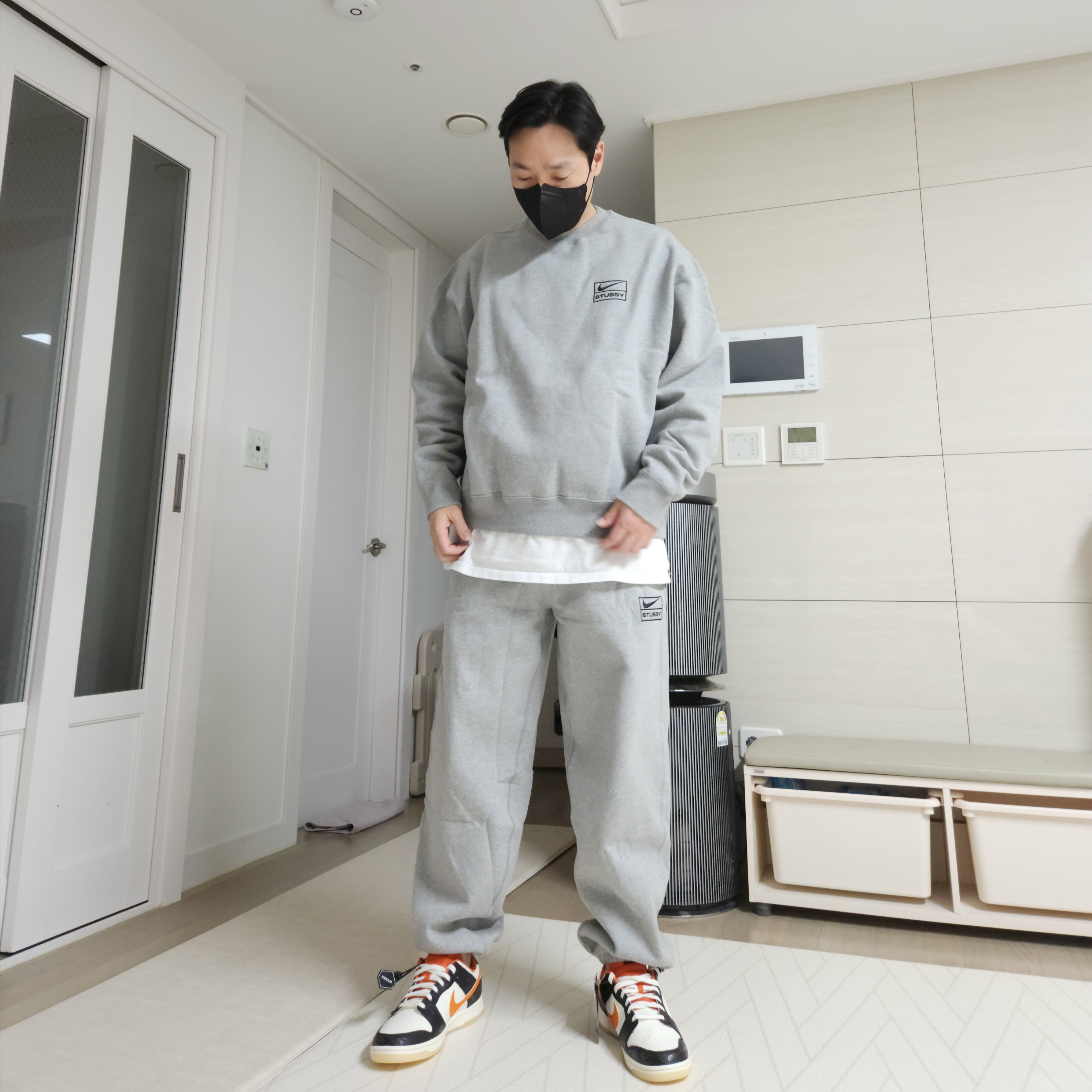 Nike x Stussy NRG Fleece Crewneck Dark Grey Heather (DO9337-063), Nike x Stussy NRG Fleece Pants Dark Grey Heather (DO9340-063) 착용 스타일 - 2