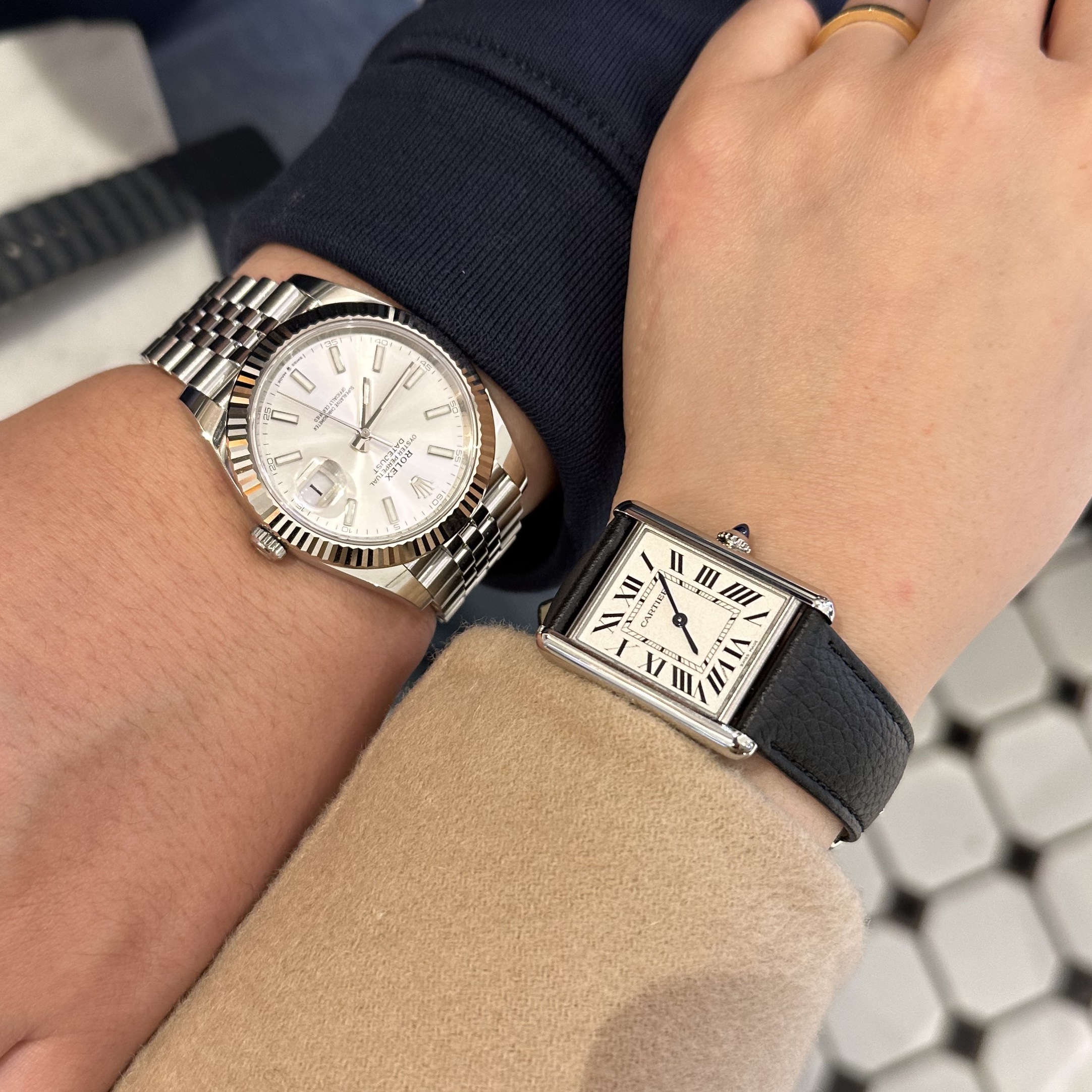 Rolex Datejust 41mm 126334 Silver Jubilee, Cartier Tank Must Watch Large Quartz Steel Calfskin Black 착용 스타일